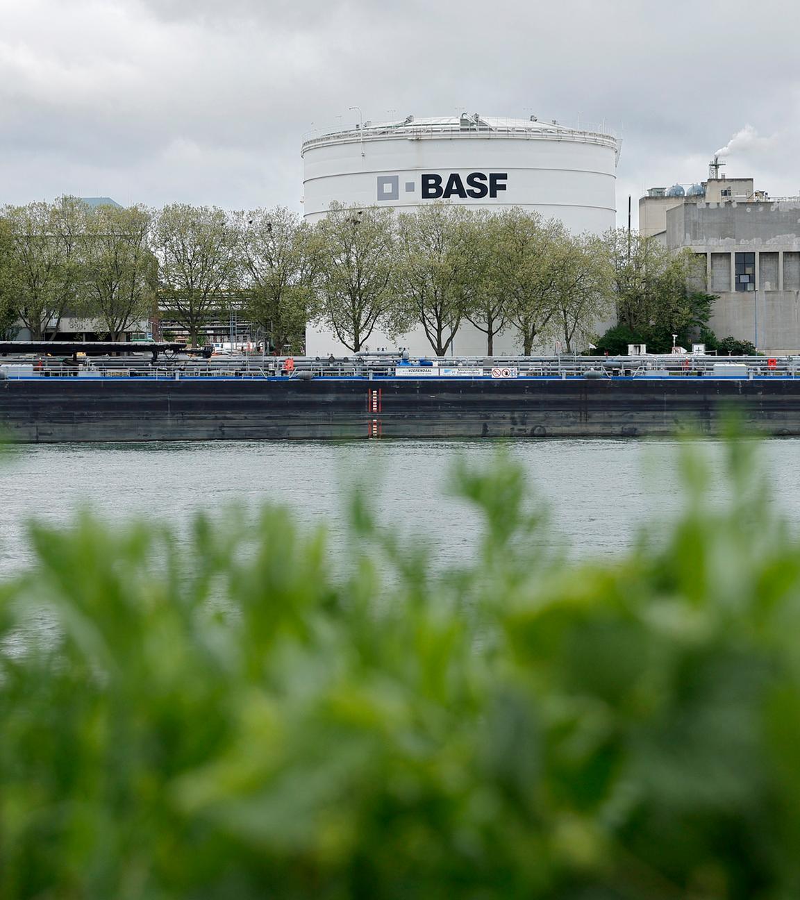 Archiv: Verschiedene Anlagen des Werks des deutschen Chemieunternehmens BASF nahe dem Rhein in Ludwigshafen, Deutschland, 16. April 2024. 