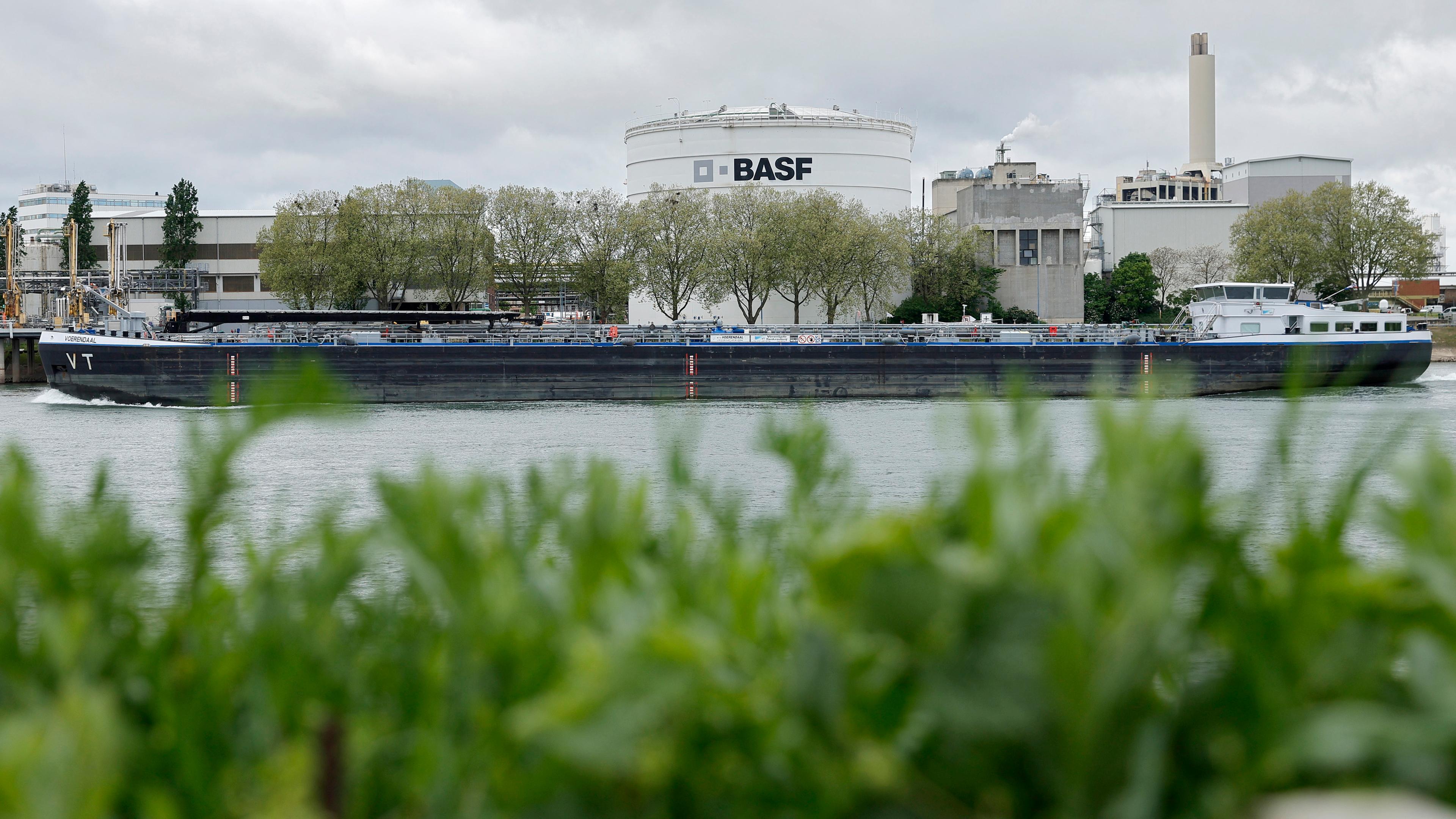Archiv: Verschiedene Anlagen des Werks des deutschen Chemieunternehmens BASF nahe dem Rhein in Ludwigshafen, Deutschland, 16. April 2024. 