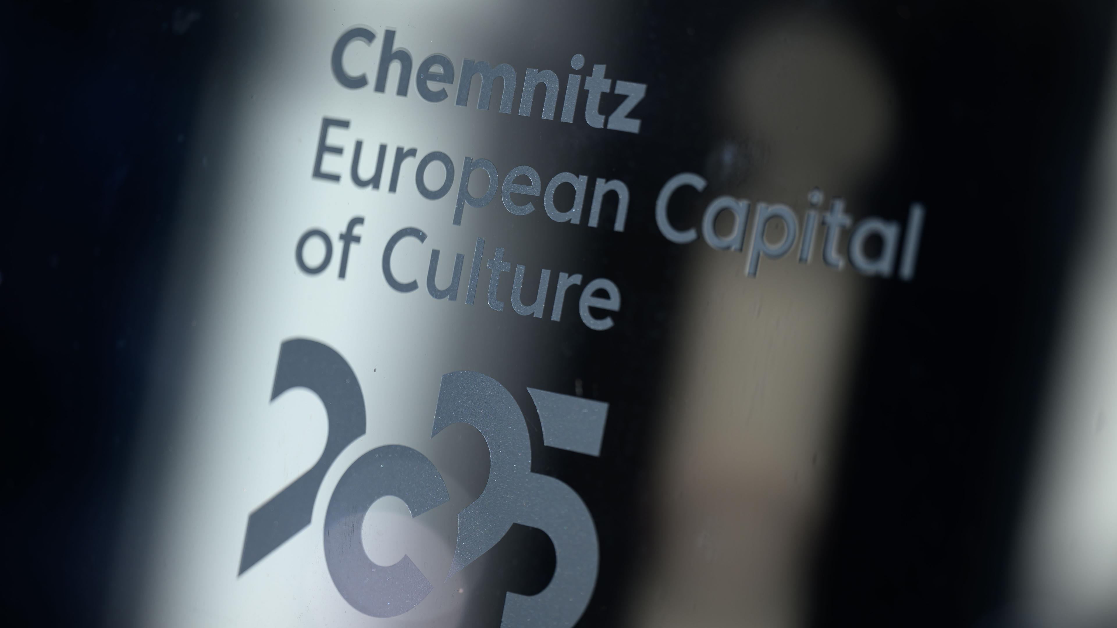 Sachsen, Chemnitz: Das Logo der Kulturhauptstadt Chemnitz 2025 (European Capital of Culture) ist an einem Fester des Welcome Centers des Kulturhauptstadtbüros zu sehen. 