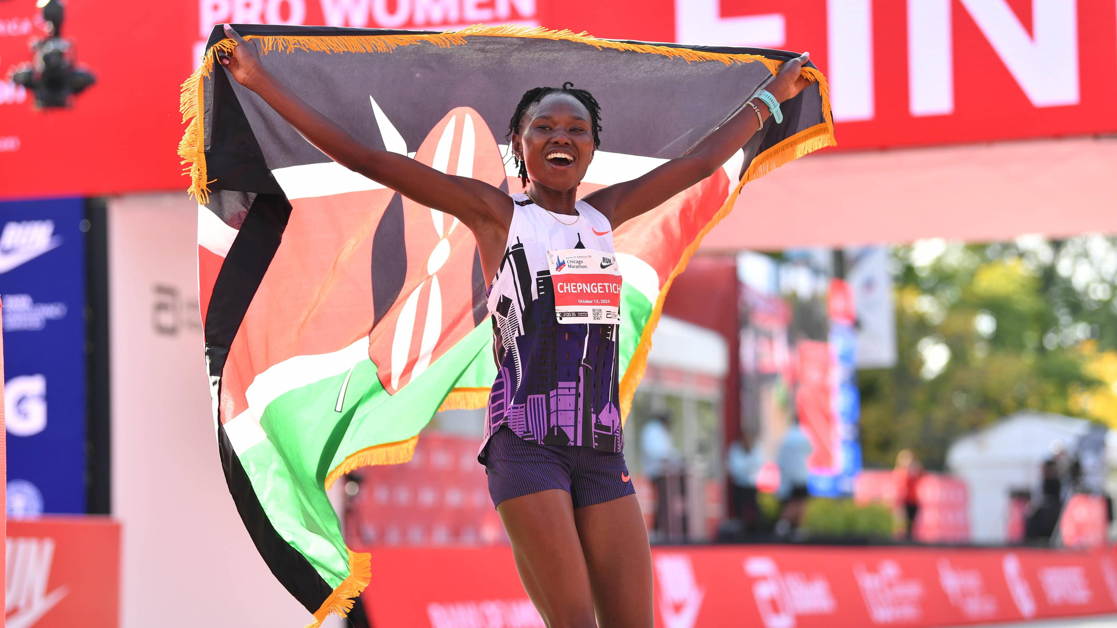 Die Kenianerin Ruth Chepngetich gewinnt den Chicago Marathon in Weltrekordzeit.