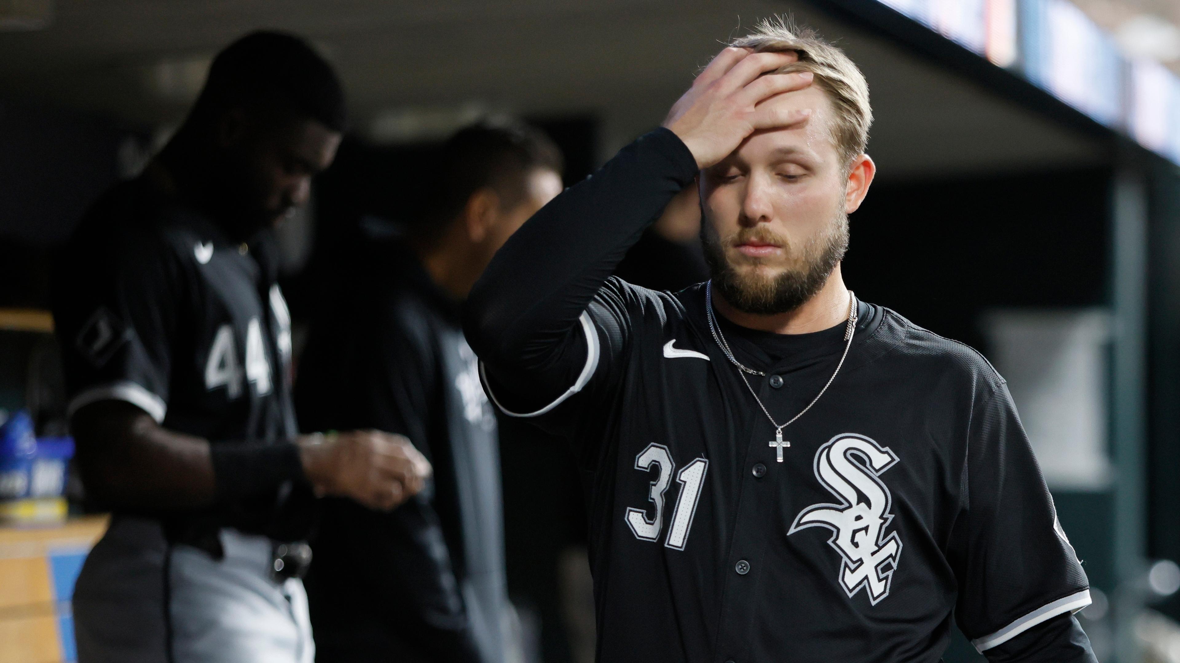 USA, Detroit: Zach DeLoach (31) von den Chicago White Sox geht während des neunten Innings einer Niederlage gegen die Detroit Tigers in einem Baseballspiel durch den Dugout.