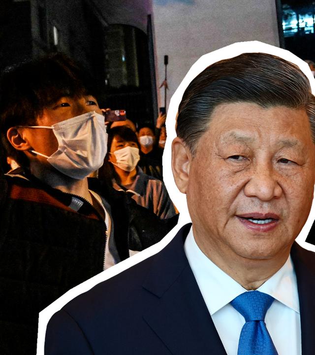 Ein chinesischer Demonstrant steht in einer Menschenmenge und reckt seine Faust in die Höhe. Als Collage ist Präsident Xi Jingping reinbearbeitet.