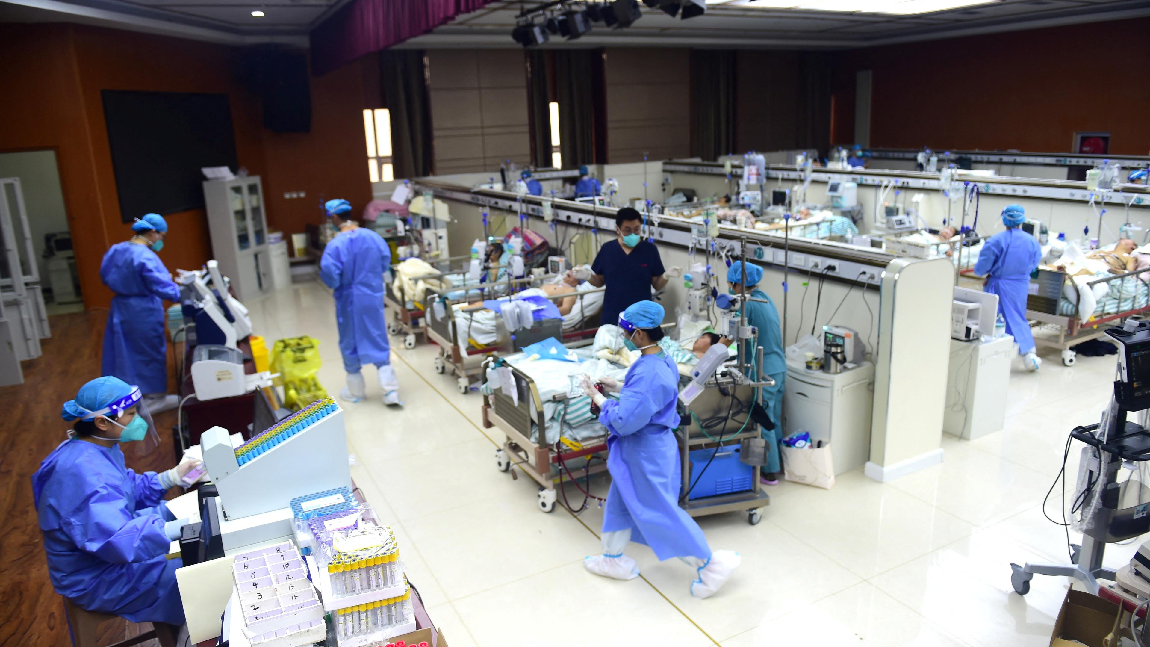 China, Cangzhou: Intensivstation eines improvisierten Hospitals im ehemaligen Konferenzraum.
