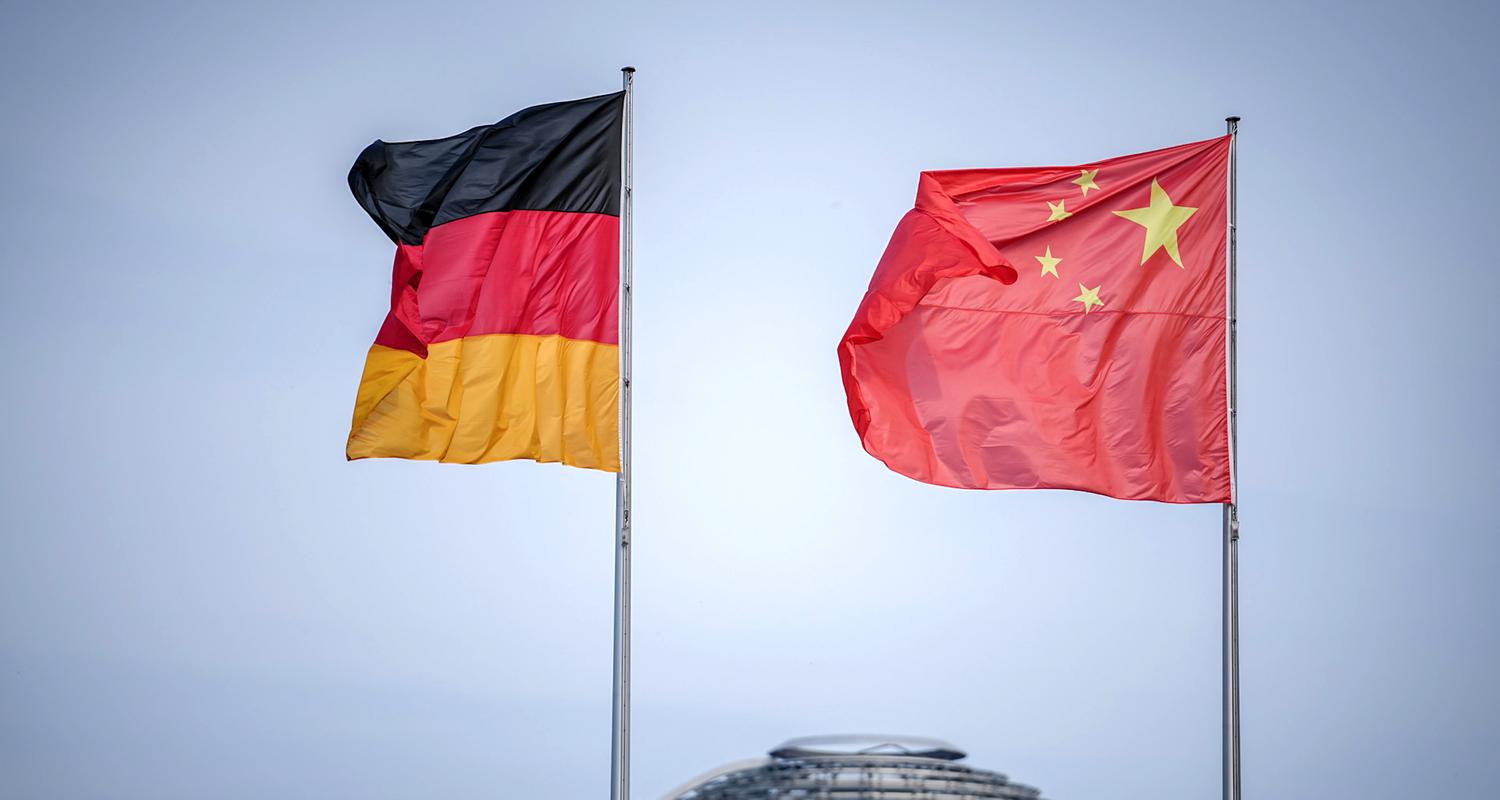 Die Flaggen von Deutschland und China
