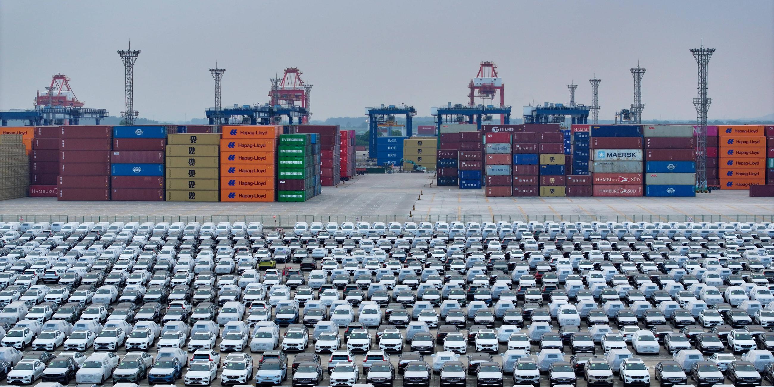 Fahrzeugexport im Hafen von Nanjing in China