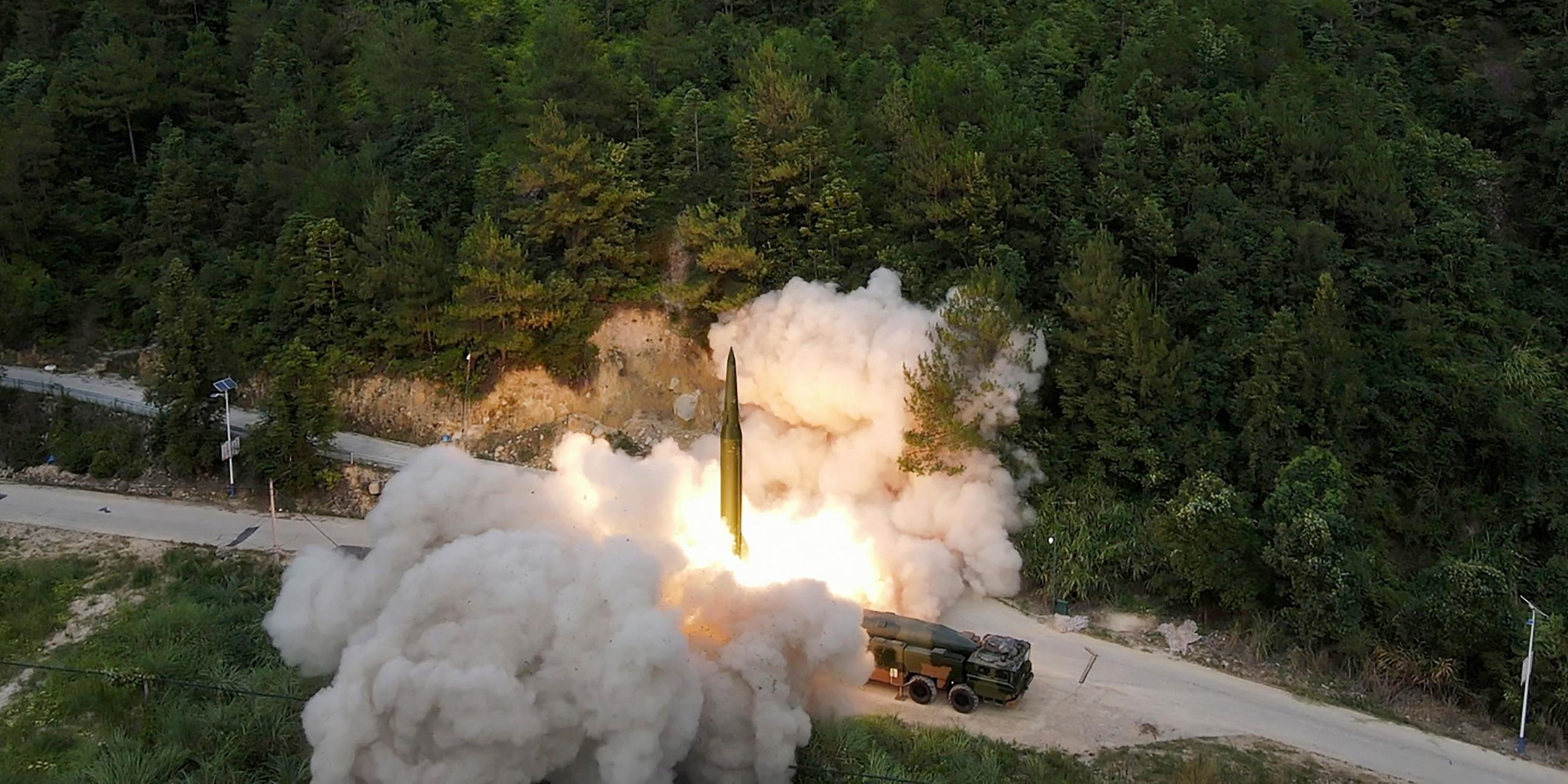 HANDOUT: Auf diesem von der chinesischen Nachrichtenagentur Xinhua veröffentlichten Foto wird eine Rakete an einem nicht näher bezeichneten Ort in China abgefeuert