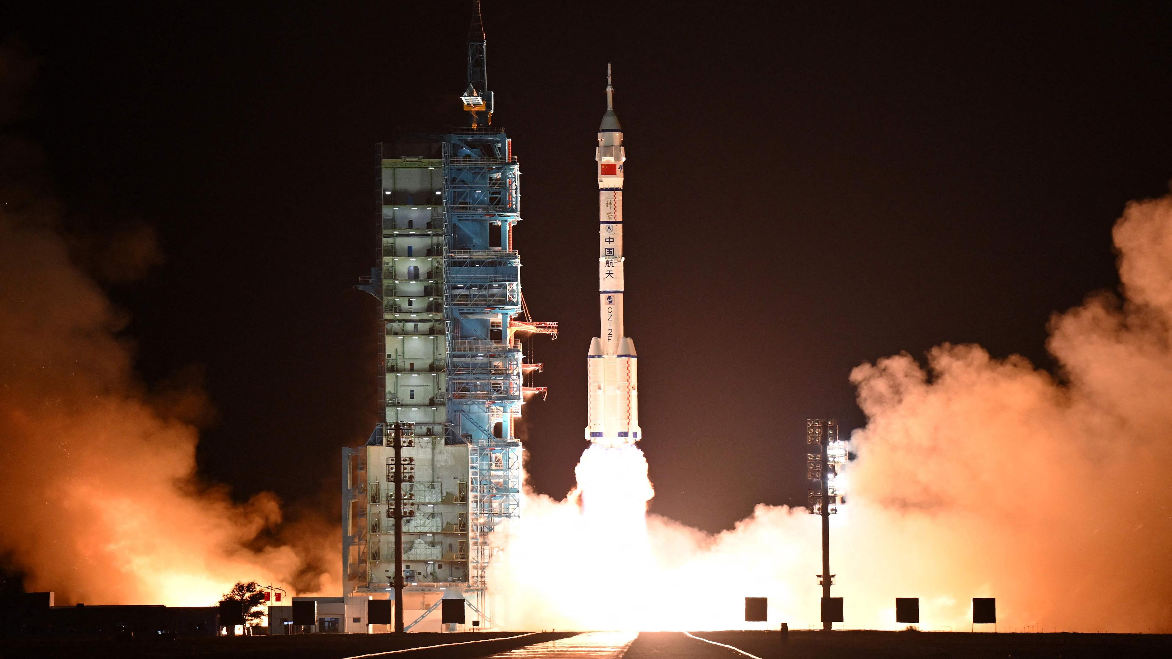 Eine dreiköpfige Crew startet zur chinesischen Raumstation Tiangong.