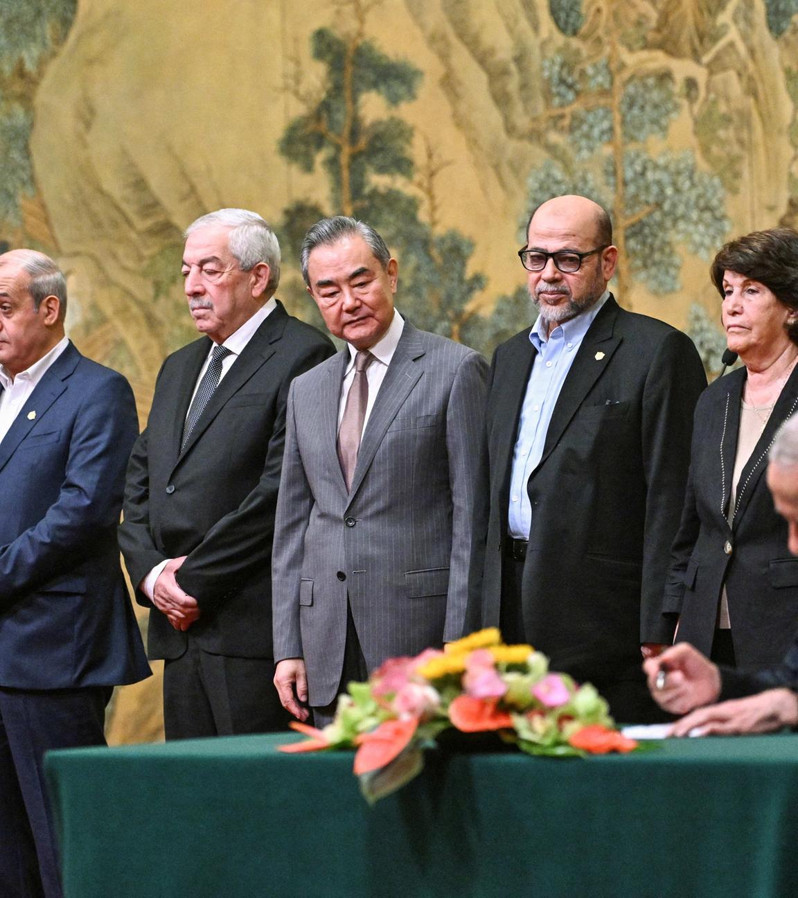 Palästinensergruppen auf einer Bühne beim Vermittlungstreffen in Peking.
