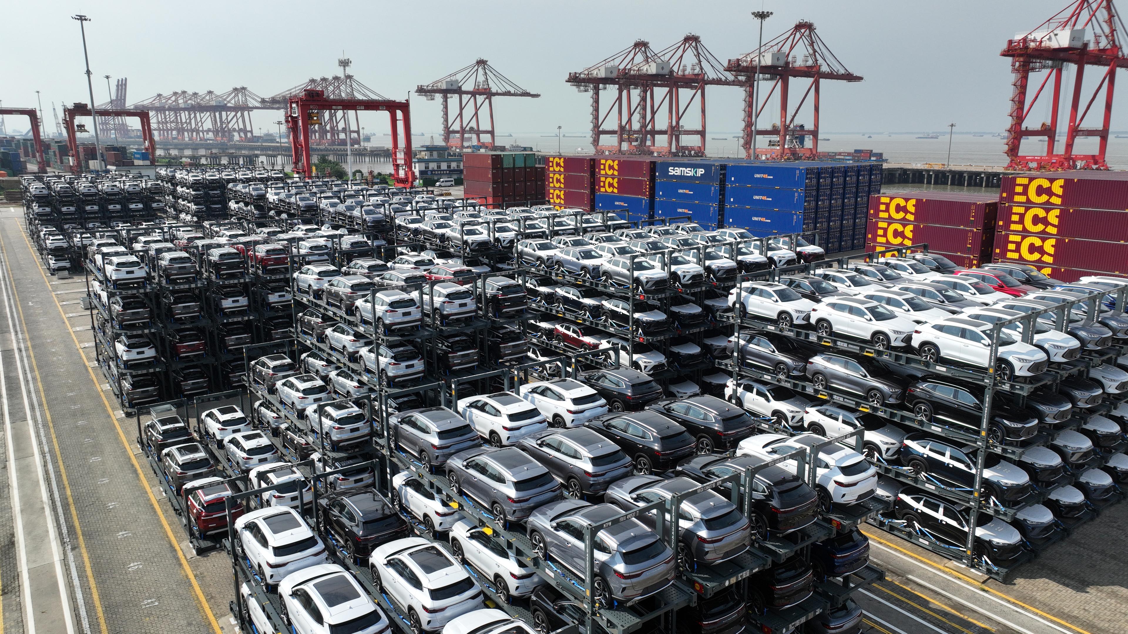 Eine Luftaufnahme zeigt chinesische Autos mit Hybrid- oder Elektroantrieb für den Export in einem Terminal des Hafens Taicang in der ostchinesischen Provinz Jiangsu.