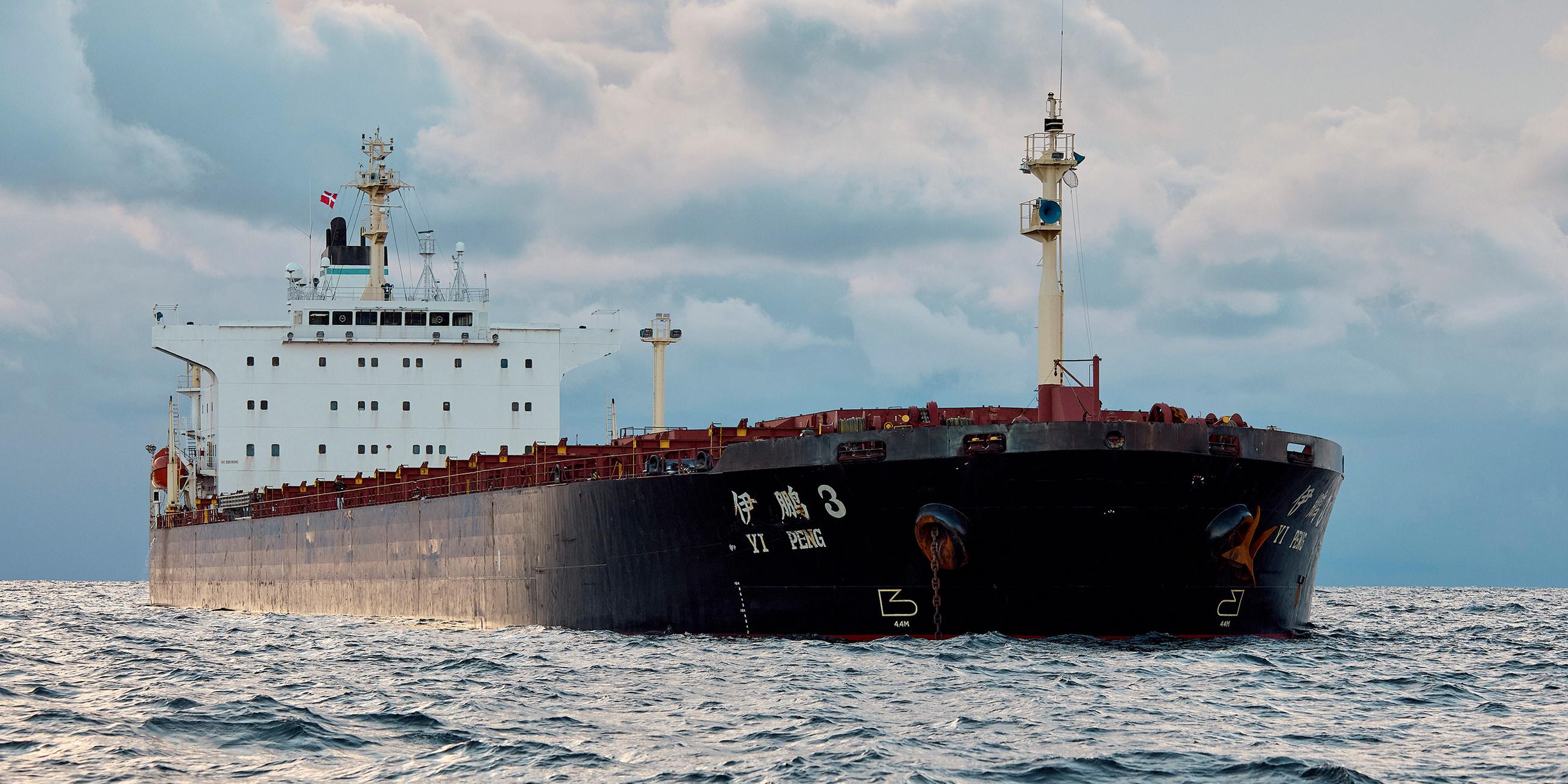 Chinesisches Schiff Yi Peng 3 ankert vor Grenaa, Dänemark