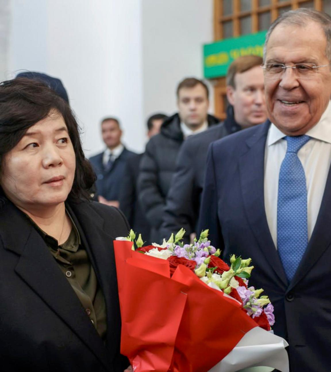 Nordkoreas Außenministerin Choe mit dem russichen Außenminister Lawrow in Moskau. Sie steht links im Bild und hält einen roten Blumenstrauß in der Hand. Er schaut sie an.