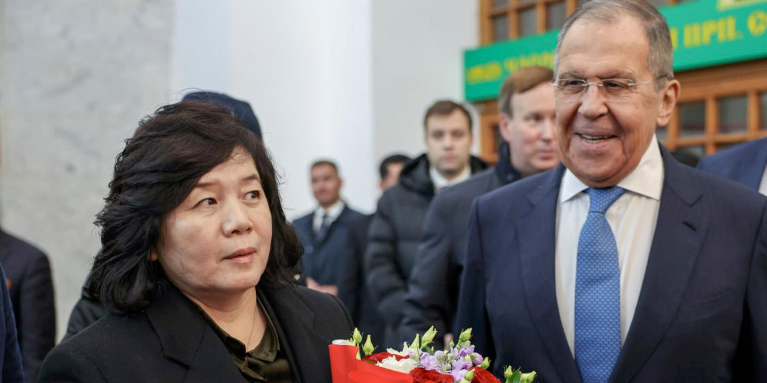 Nordkoreas Außenministerin Choe mit dem russichen Außenminister Lawrow in Moskau. Sie steht links im Bild und hält einen roten Blumenstrauß in der Hand. Er schaut sie an.