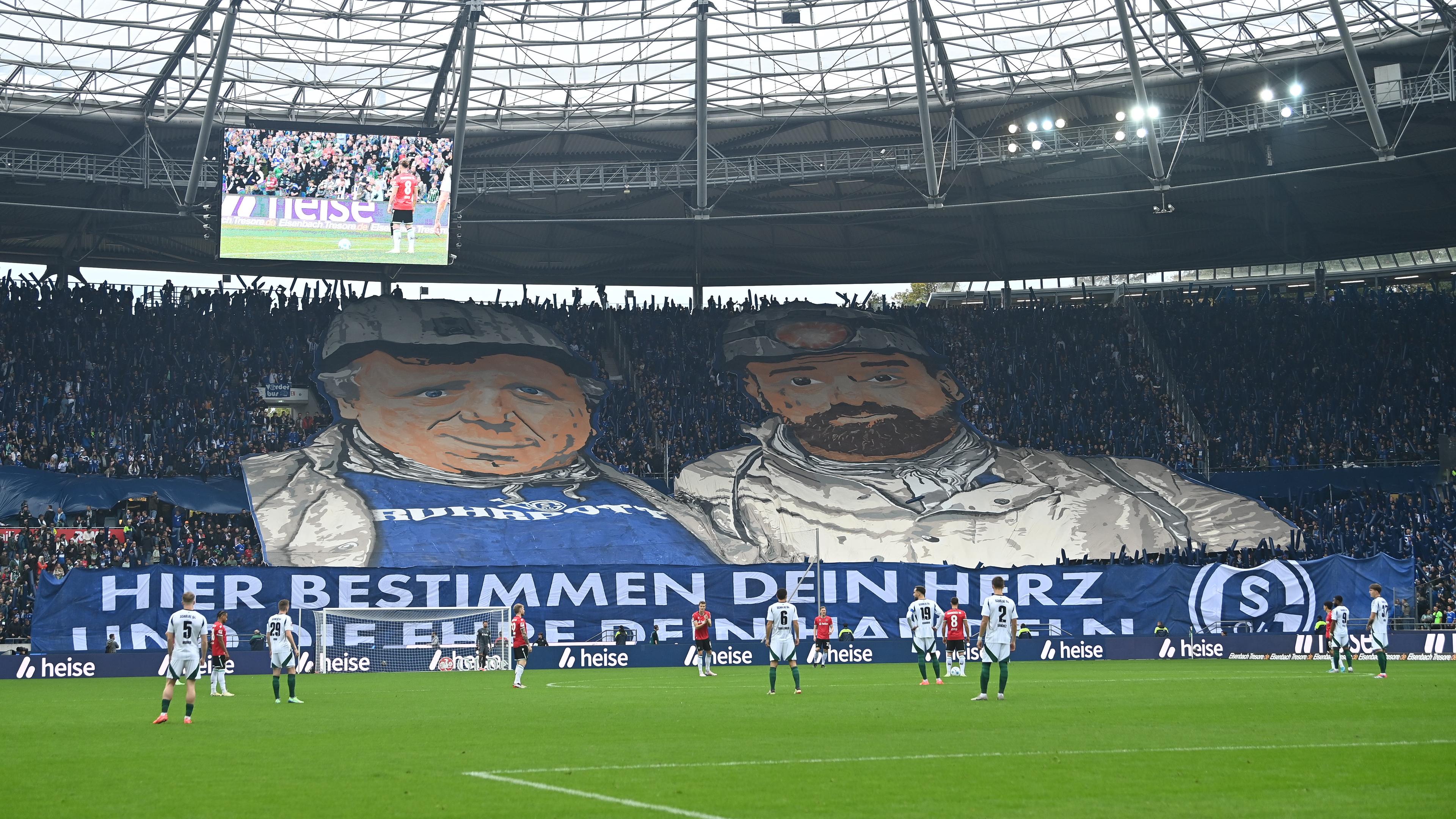 19.10.2024, Fußball: 2. Bundesliga, Hannover 96 - FC Schalke 04: Fans von Schalke 04 zeigen in der Heinz von Heiden-Arena eine Choreographie.