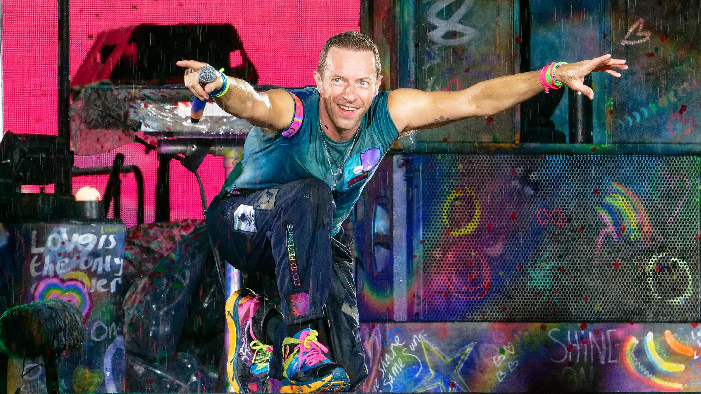 Der Sänger der Band Coldplay Chris Martin auf der Bühne.