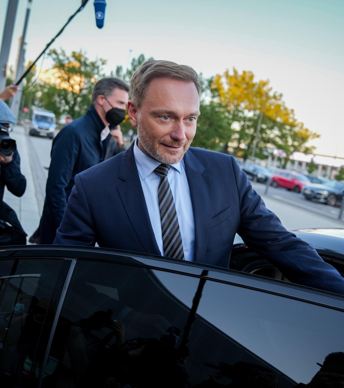 Archiv: Christian Lindner, Fraktionsvorsitzender und Parteivorsitzender der FD steigt in seinen Dienstwagen 