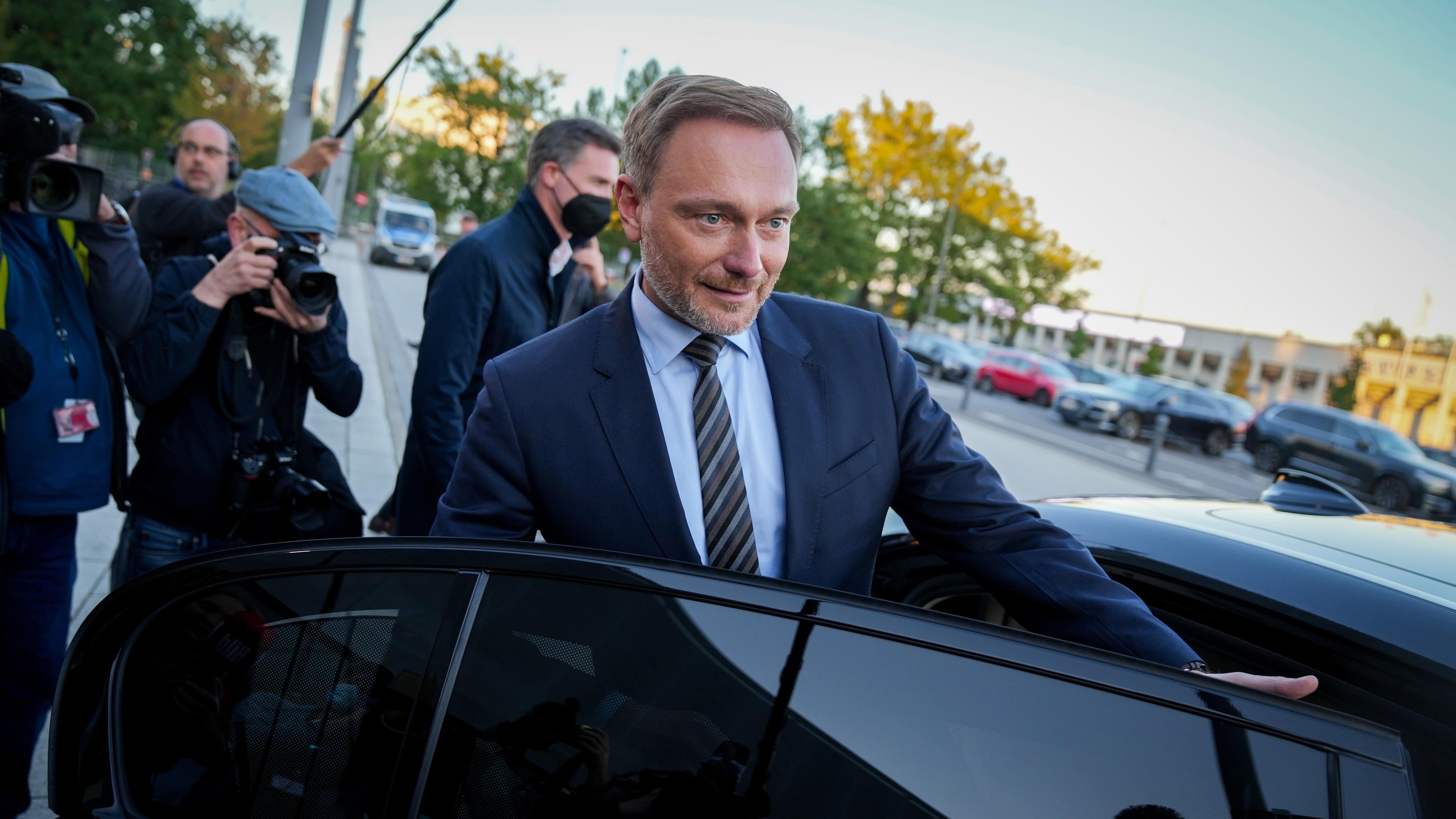 Archiv: Christian Lindner, Fraktionsvorsitzender und Parteivorsitzender der FD steigt in seinen Dienstwagen 