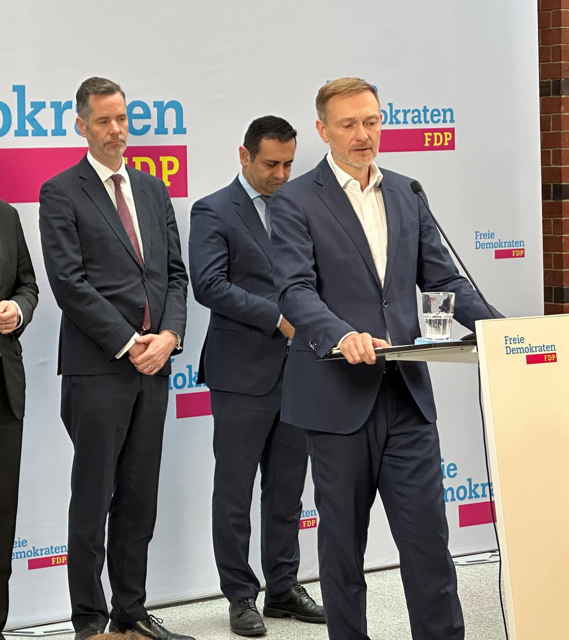 Berlin: Christian Lindner (FDP, M), scheidender Bundesminister der Finanzen und FDP-Bundesvorsitzender, äußert sich in der FDP-Parteizentrale bei einer Pressekonferenz.