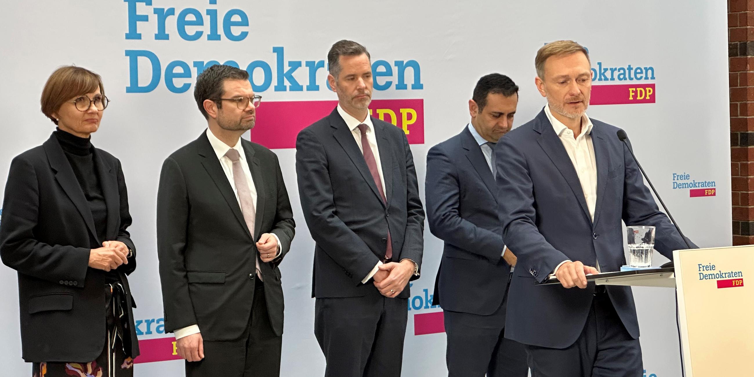 Berlin: Christian Lindner (FDP, M), scheidender Bundesminister der Finanzen und FDP-Bundesvorsitzender, äußert sich in der FDP-Parteizentrale bei einer Pressekonferenz.