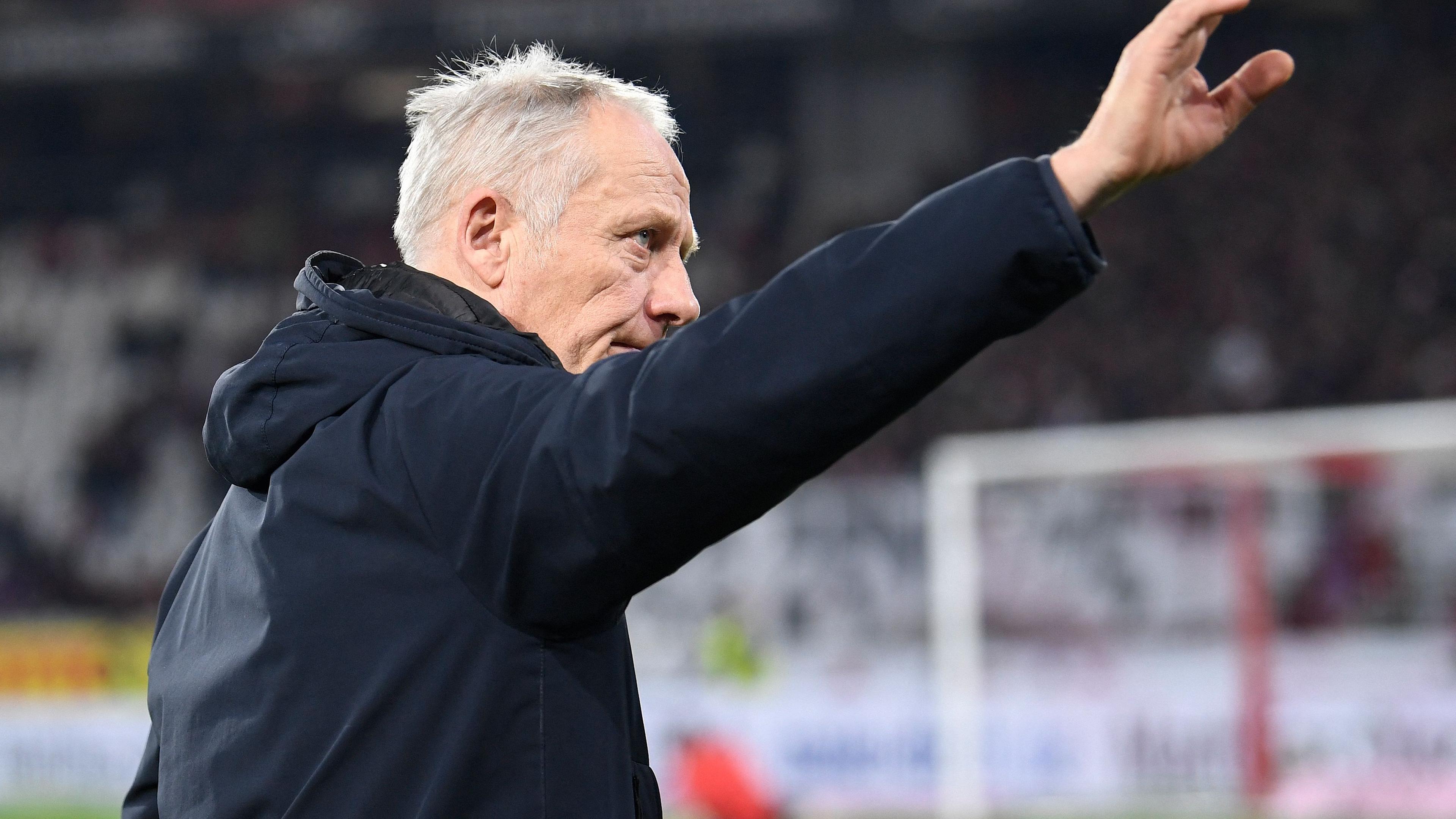 Freiburgs Cheftrainer Christian Streich winkt vor dem Bundesligaspiel SC Freiburg gegen FC Bayern München am 01.03.2024 in Freiburg.