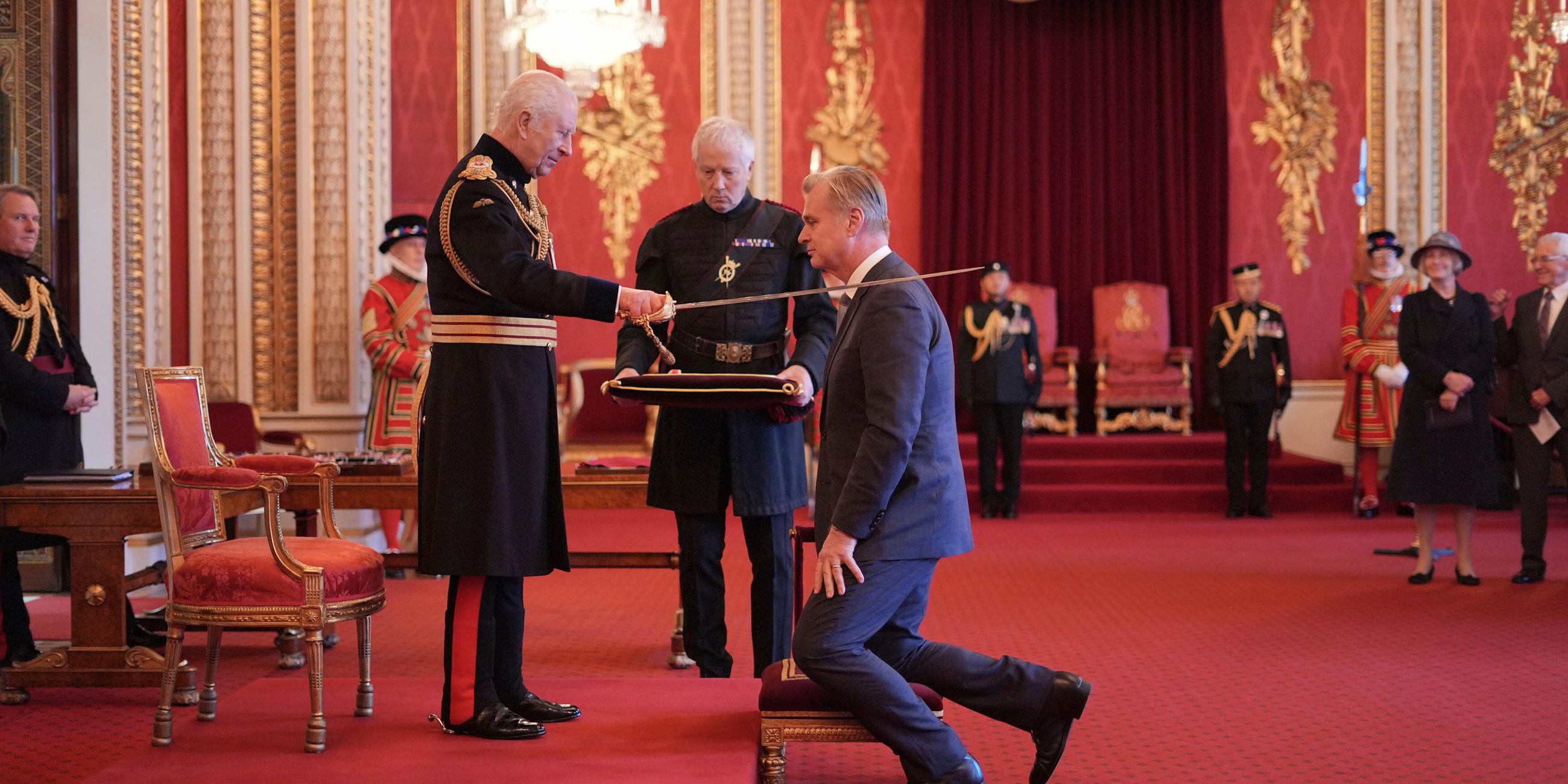 König Charles ehrt Christopher Nolan mit dem Ritterschlag.