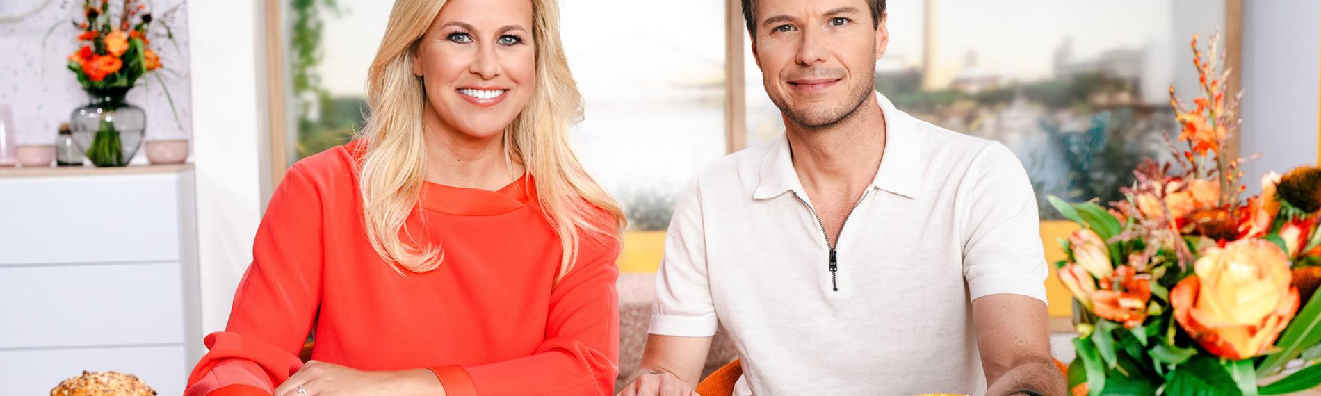 Das Moderatorenteam Nadine Krüge und Florian Weiss am Frühstückstich der Sendung "Volle Kanne"