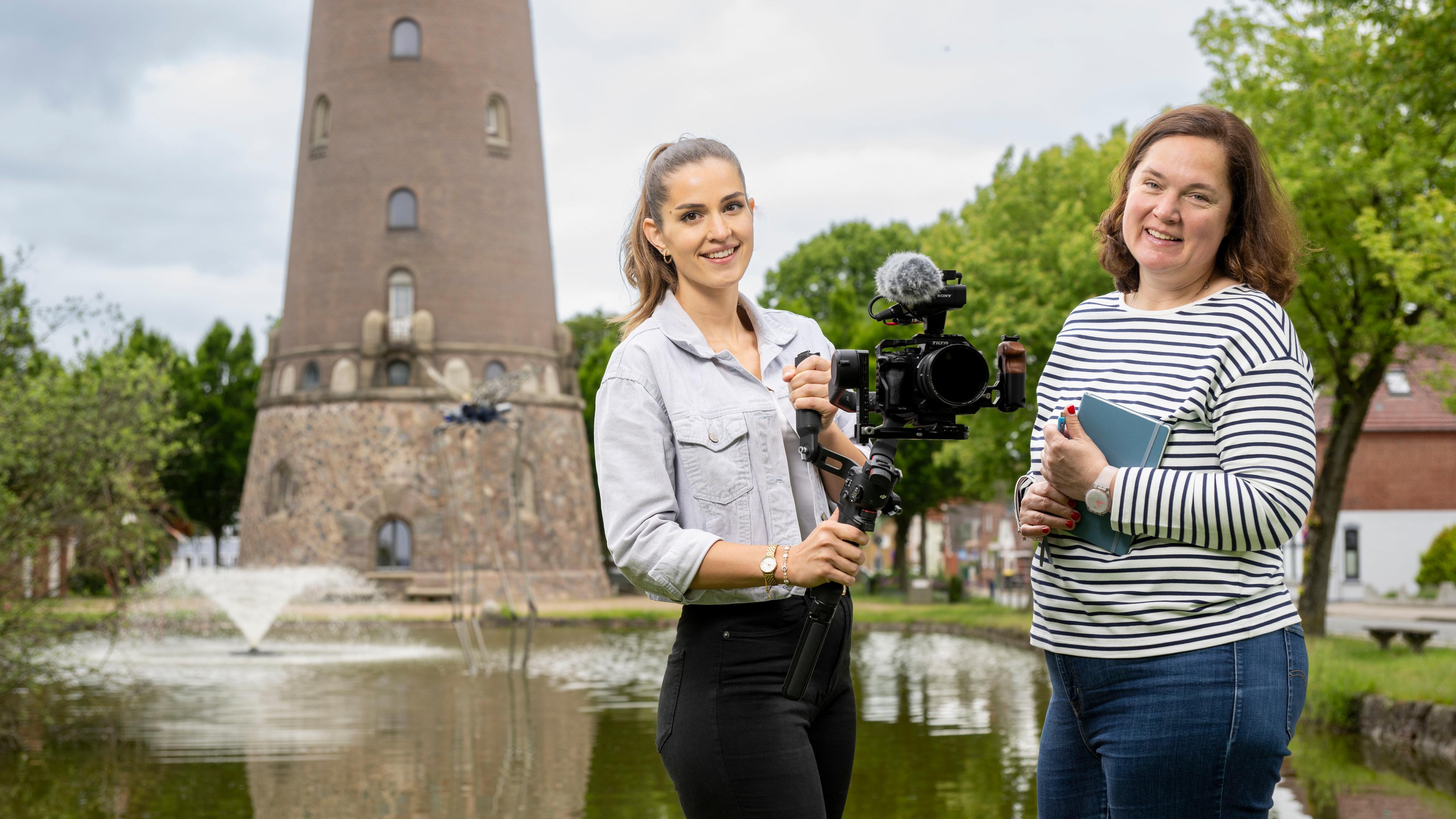 ZDF in Heide: Kamerafrau Melanie Mollenhauer und Reporterin Winnie Heescher in Heide. Im Hintergrund das Fundament eines Leuchtturms