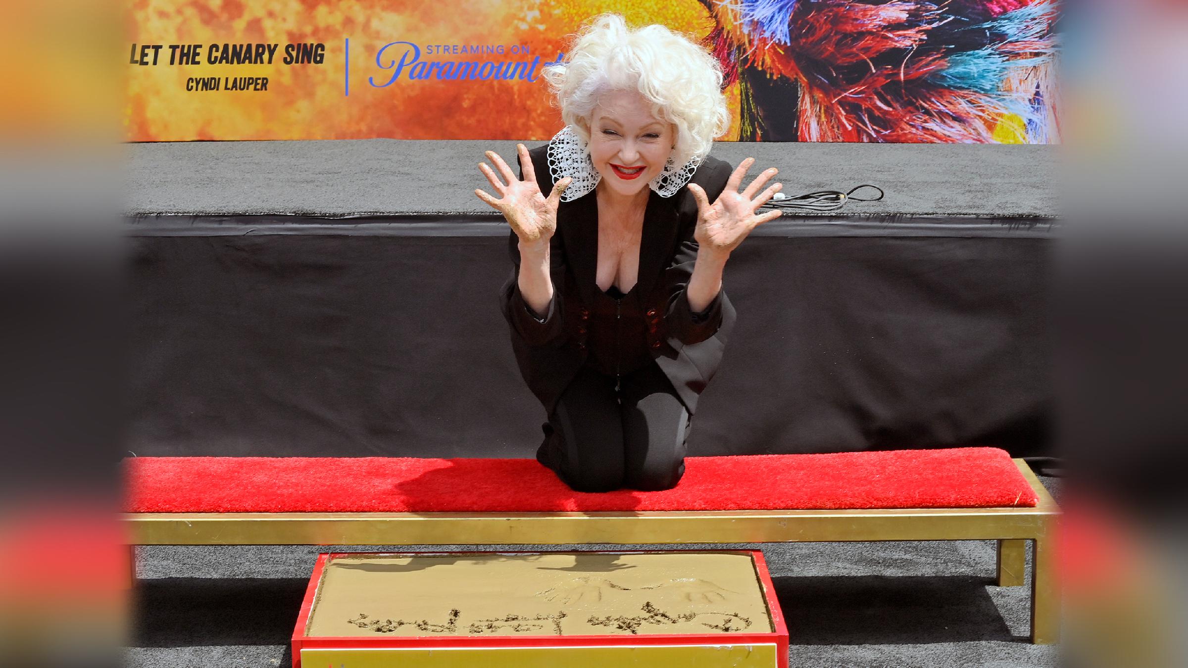 Cyndi Lauper nachdem sie ihre Handabdrücke im Zement gelassen hat, vor dem TCL Chinese Theatre in LA