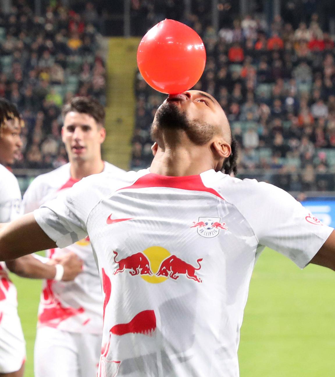 02.11.2022, Warschau: Torjubel von Torschütze Christopher Nkunku (RB Leipzig) beim Spiel gegen Schachtar Donezk