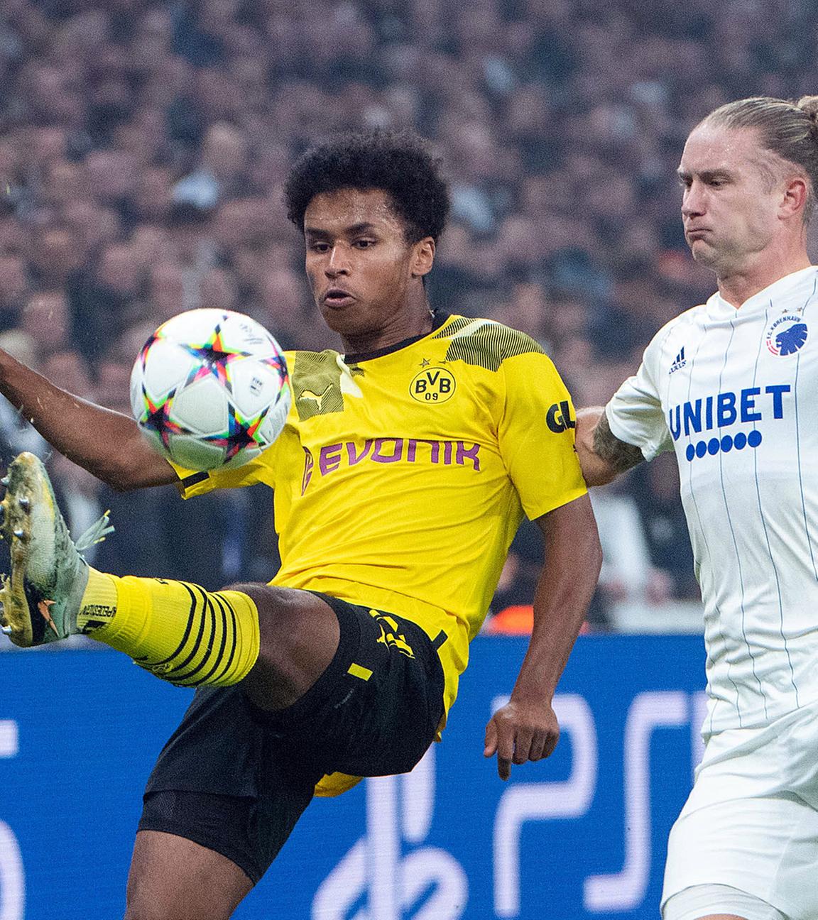 02.11.2022, Kopenhagen: Karim Adeyemi (Borussia Dortmund) im Zweikampf mit Christian Soerensen (FC Kopenhagen)