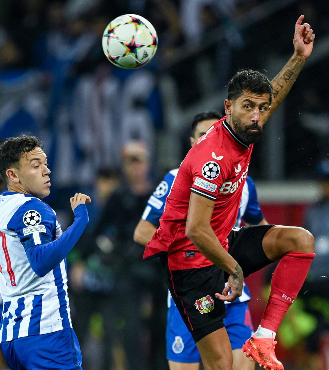 12.10.2022, Leverkusen: Pepe (FC Porto) und Demirbay (Bayer Leverkusen) kämpfen um den Ball