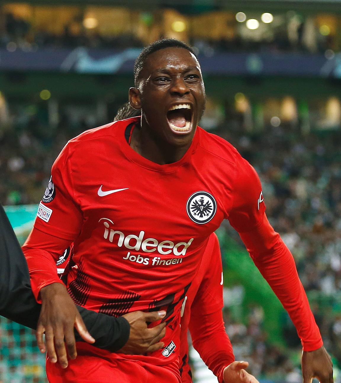 01.11.2022, Lissabon: Kolo Muani (Eintracht Frankfurt) jubelt nach seinem Tor während des UEFA-Champions-League-Spiels gegen Sporting Lissabon