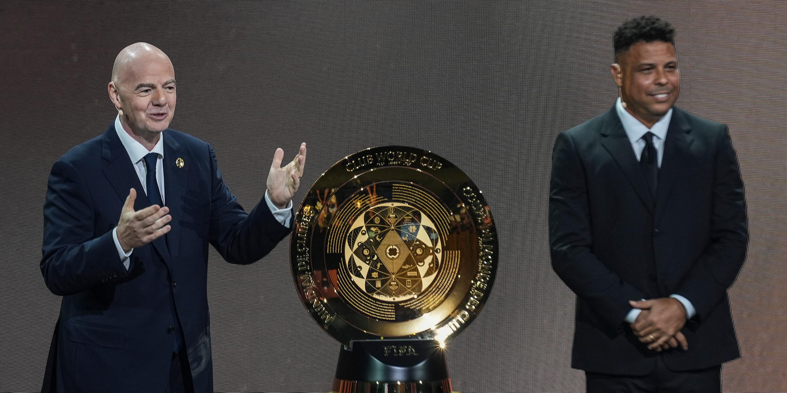 Gianni Infantino und Ronaldo bei der Auslosung für die FIFA Klub-Weltmeisterschaft 2025