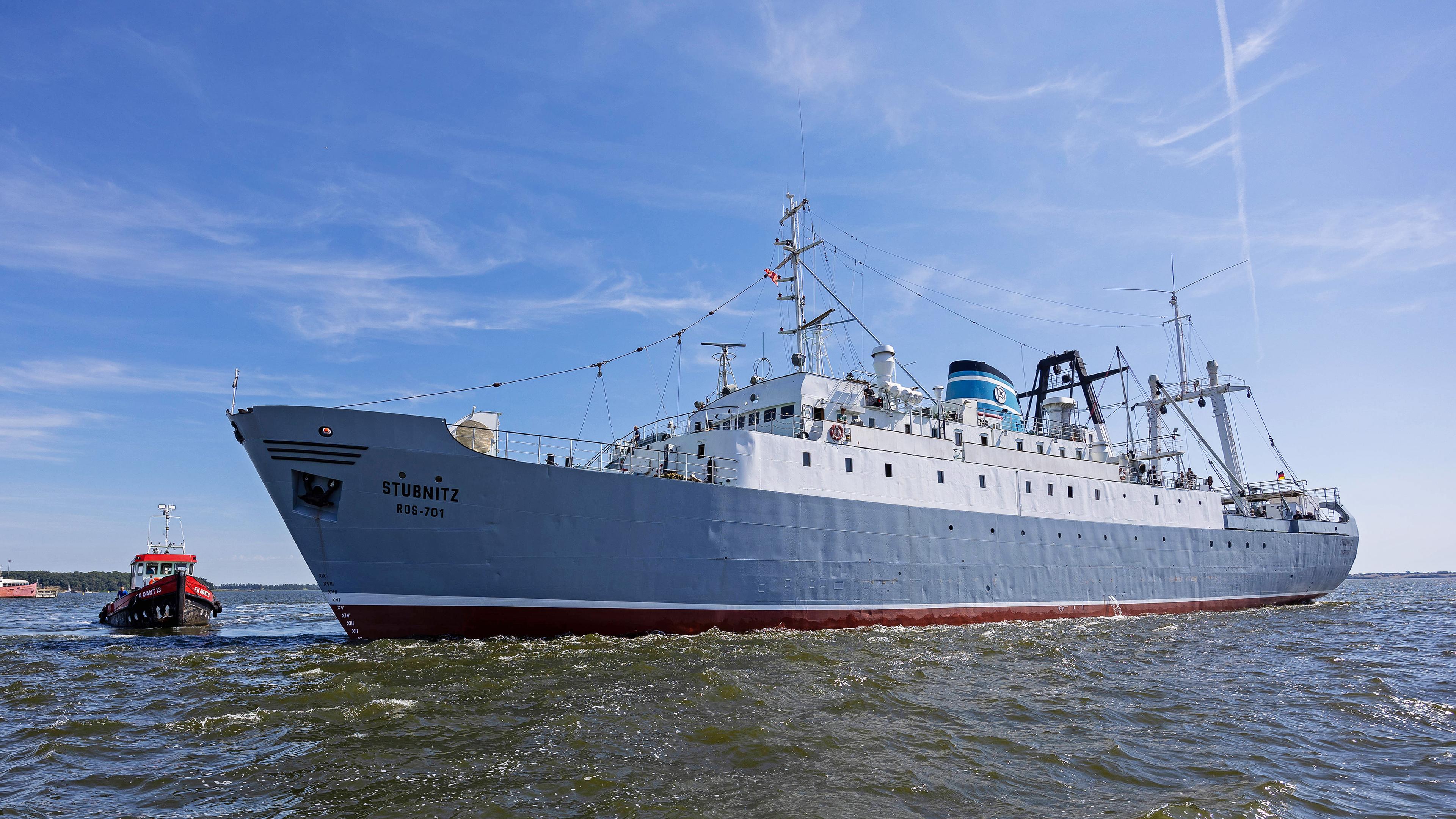 Clubschiff "MS Stubnitz" fährt durch den Strelasund vor Stralsund