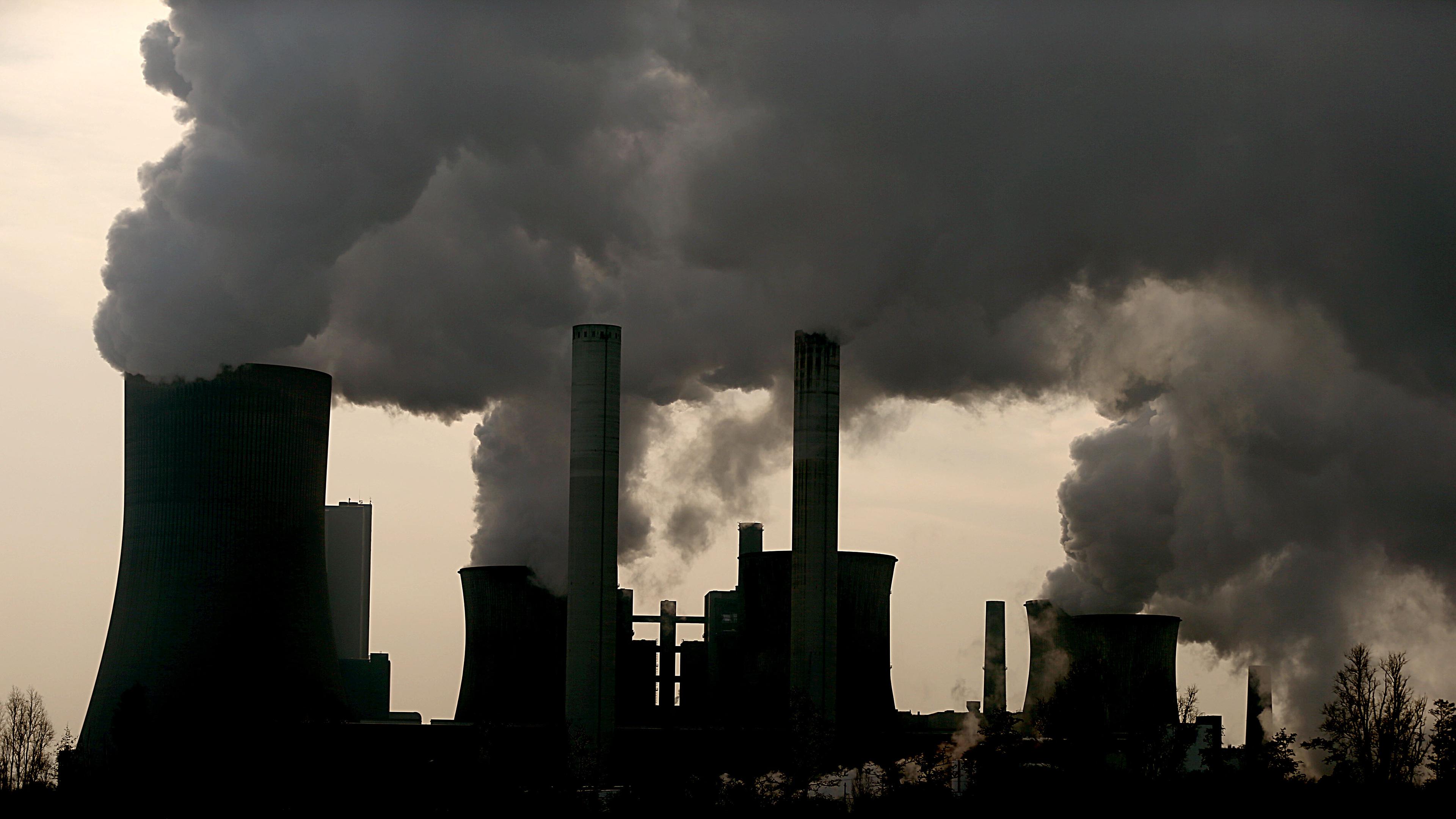 23.01.2019, Nordrhein-Westfalen, Niederaußem: Dampf und Rauch steigen aus dem RWE Braunkohlekraftwerk Niederaußem.