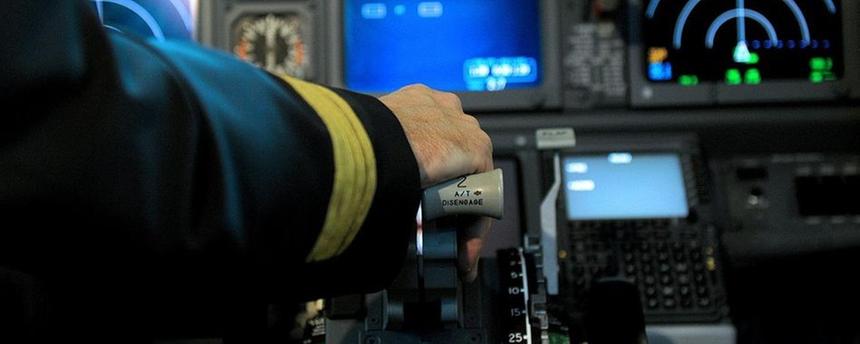 Archiv: Ein Pilot sitzt am 24.02.2012 in Düsseldorf im Cockpit einer Boeing 737-800