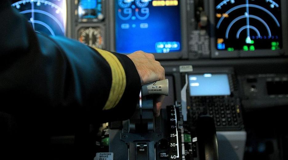 Archiv: Ein Pilot sitzt am 24.02.2012 in Düsseldorf im Cockpit einer Boeing 737-800