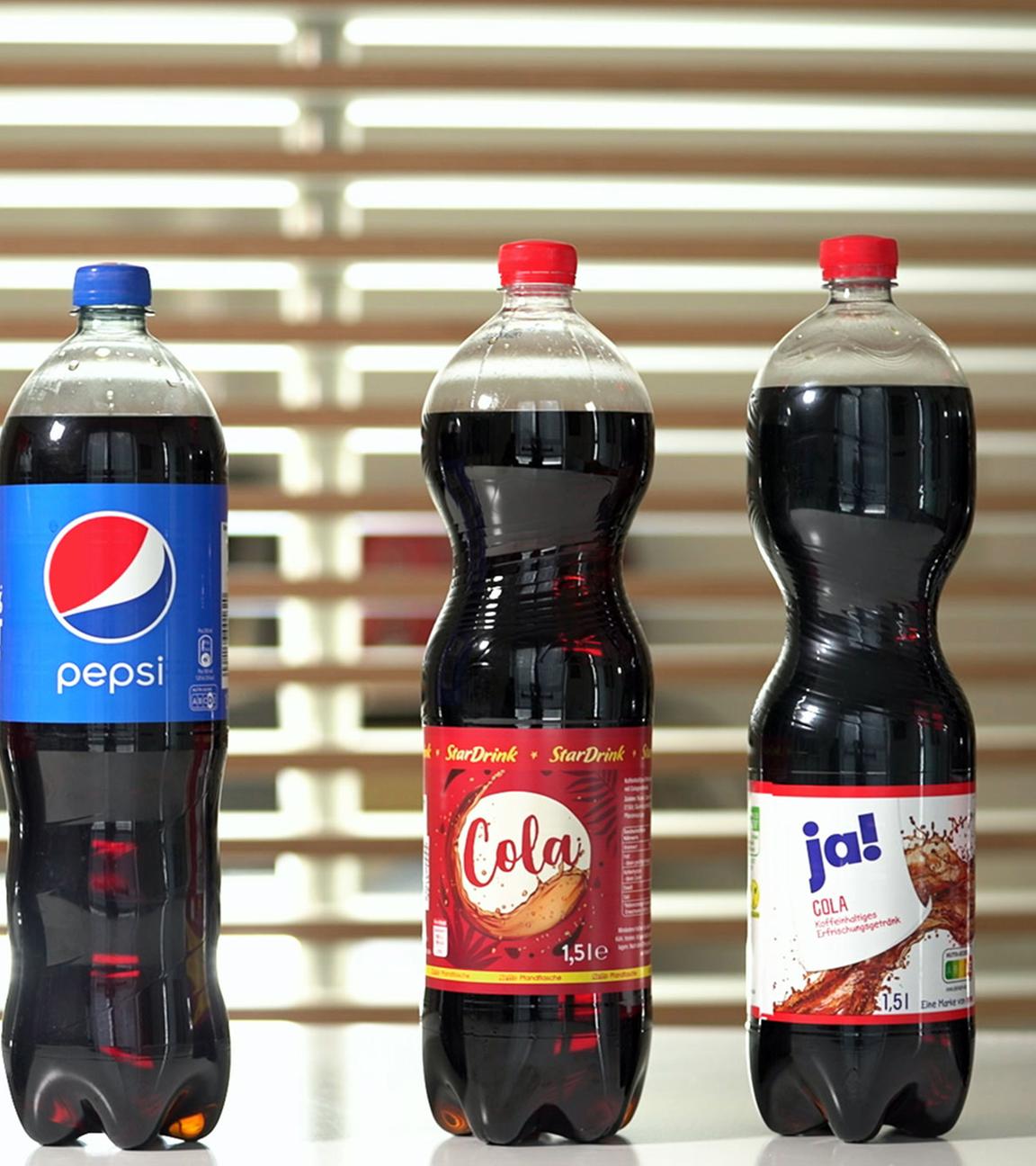 Sechs verschiedene Cola-Flaschen vom Supermarkt und Discounter