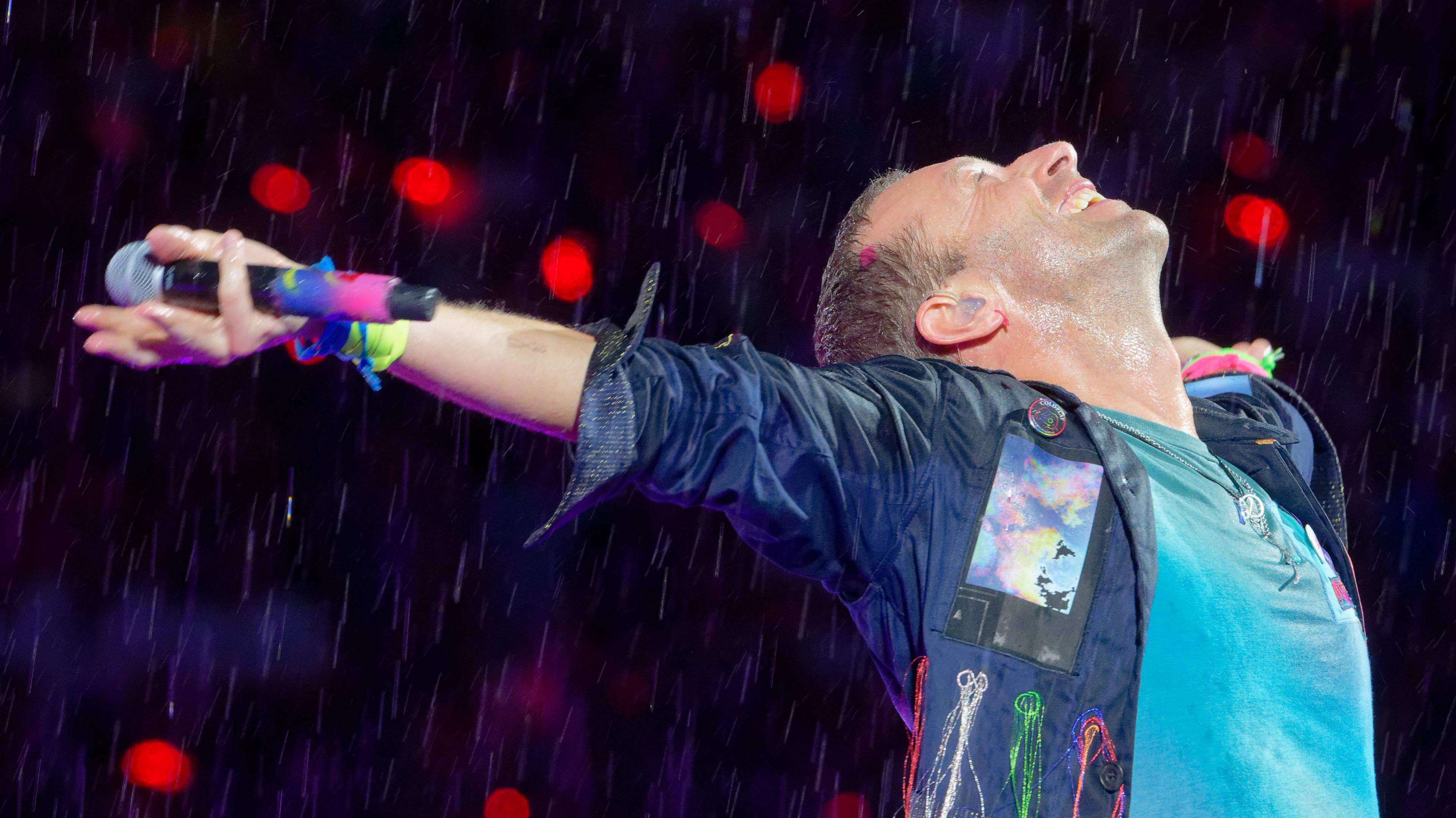 Chris Martin auf der "Music of the Spheres Tour 2024" - bei strömendem Regen.