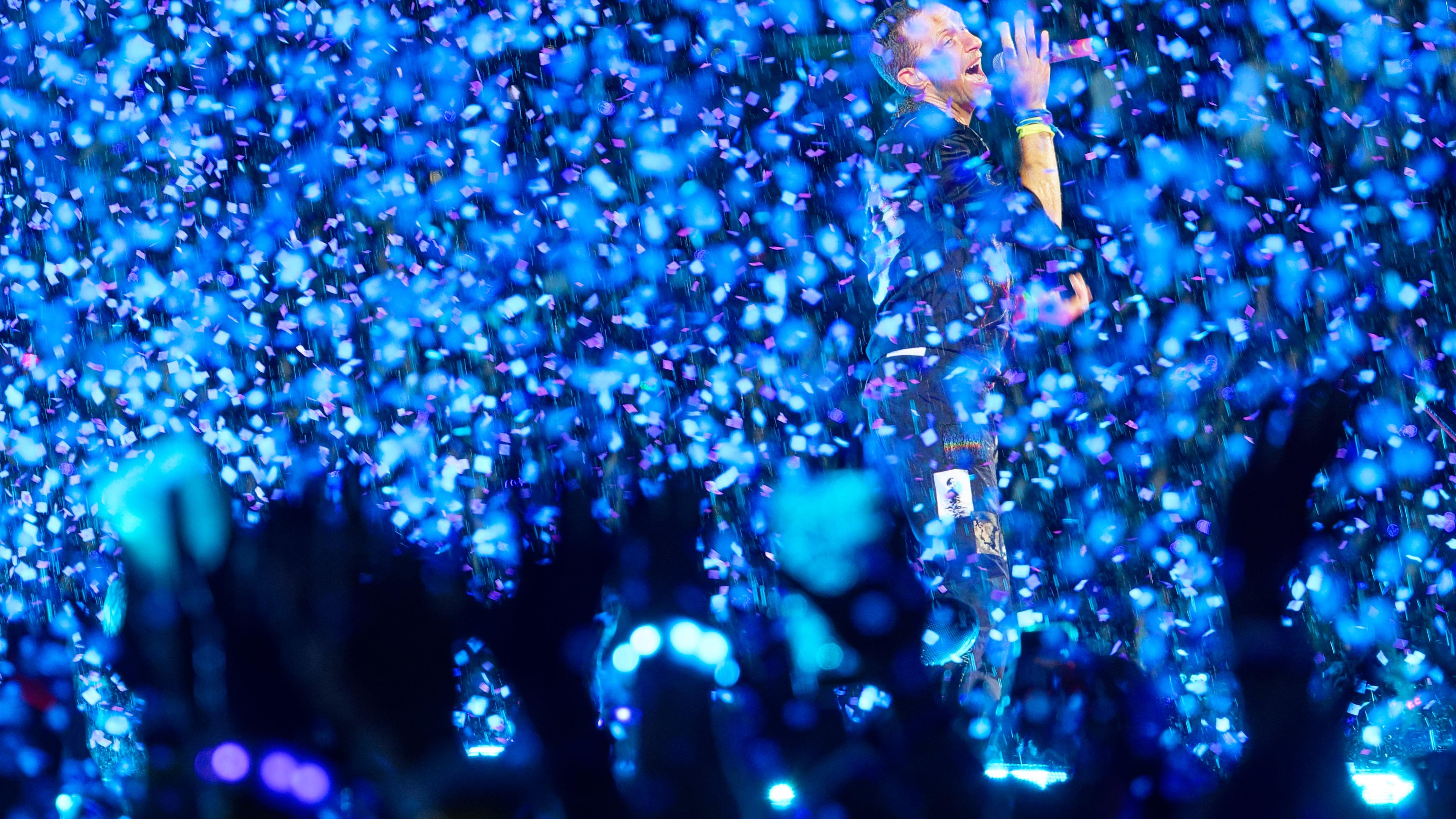 LED-Armbänder aus recyceltem Plastik bei der «Music Of The Spheres World Tour» von Coldplay.