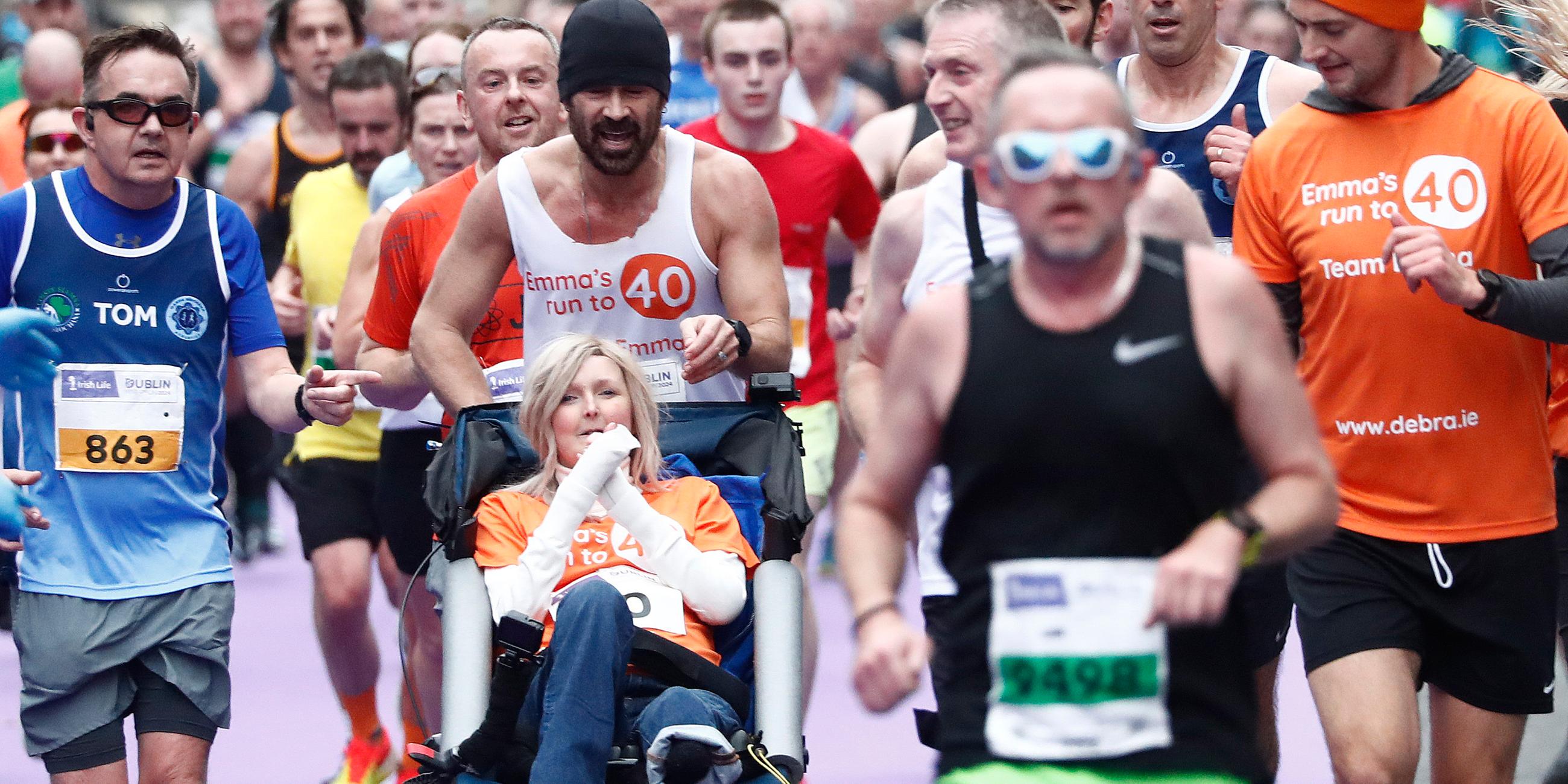 Colin Farrell läuft mit seiner engen Freundin Emma Fogarty, während des Irish Life Dublin Marathon 2024, Dublin, Irland, 27.10.2024.