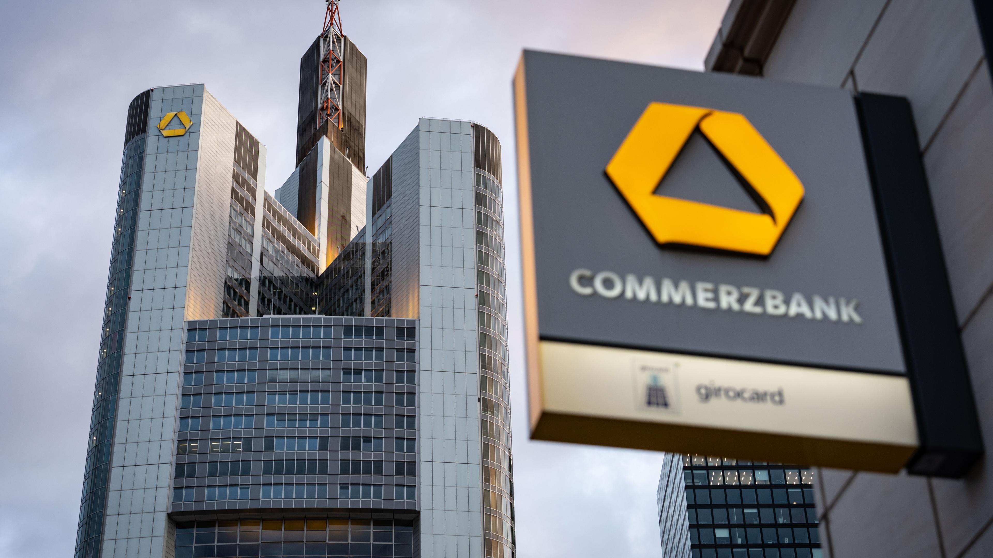 Das Logo der Commerzbank ist an einer Filiale in Sichtweite der Zentrale der Commerzbank angebracht.