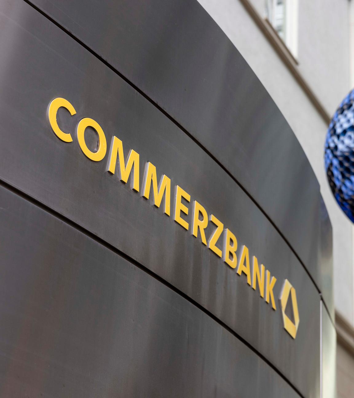 Hessen, Frankfurt/M.: Der Schriftzug "Commerzbank" ist auf Commerzbank-Tower im Zentrum der Bankenstadt zu sehen.