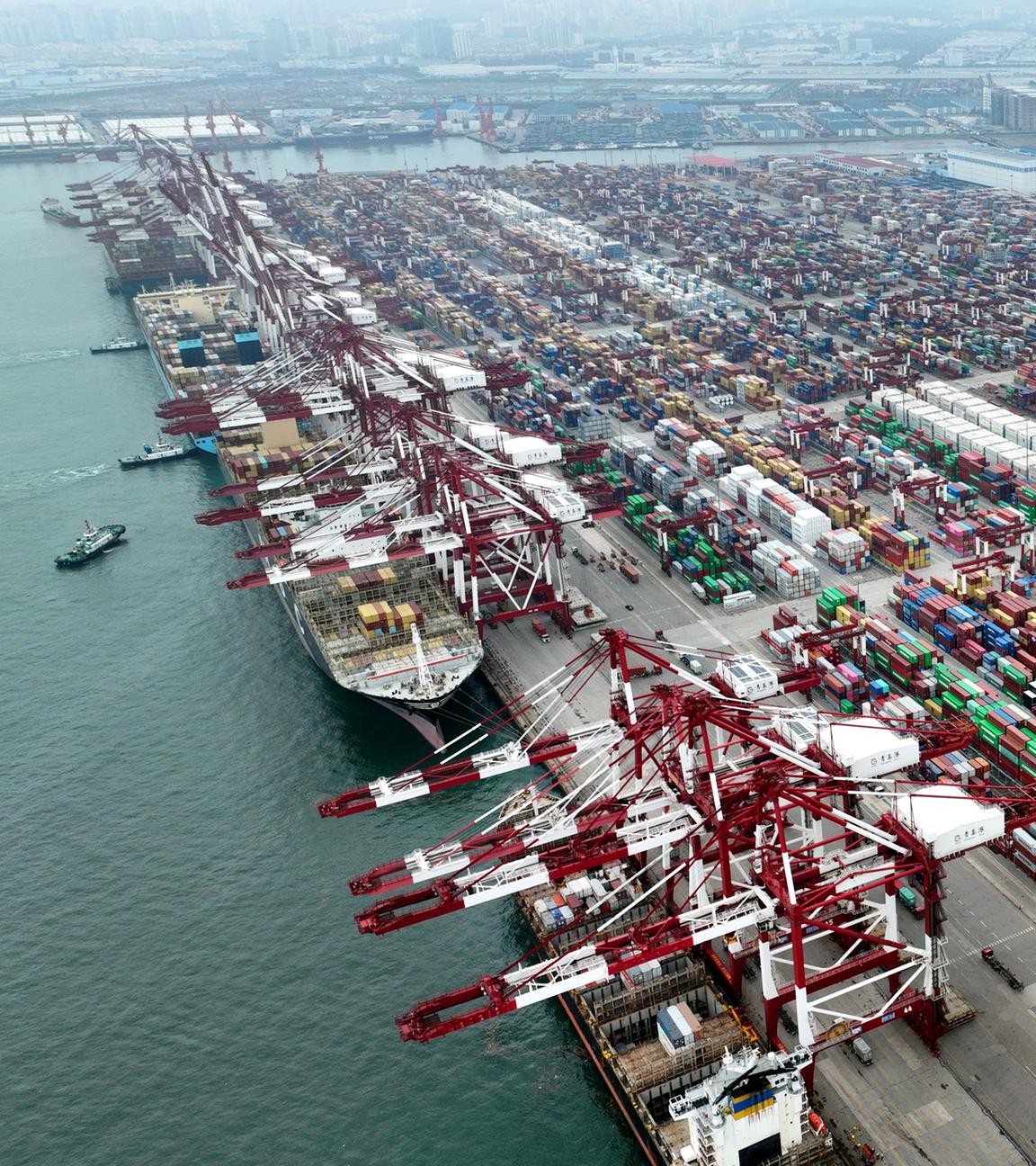 China, Qingdao: Blick von oben auf ein Containerschiff im Qianwan Container Terminal im Hafen von Qingdao in der ostchinesischen Provinz Shandong.