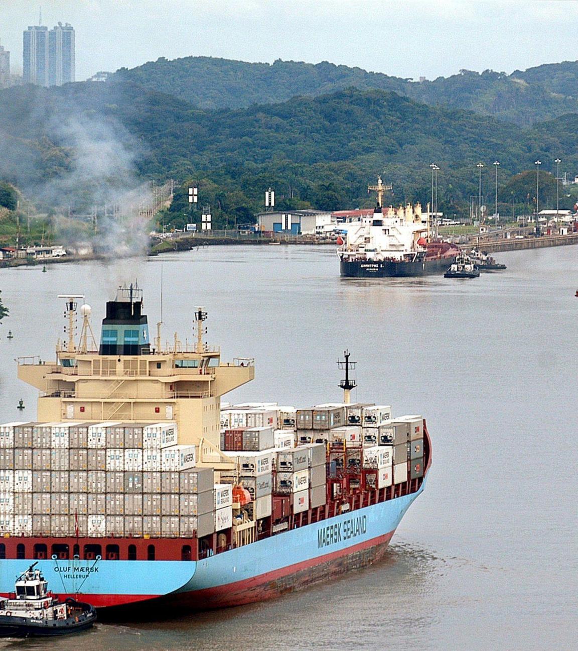 Ein Containerschiff passiert den Panamakanal bei den Pedro Miguel-Schleusen,  Archivbild