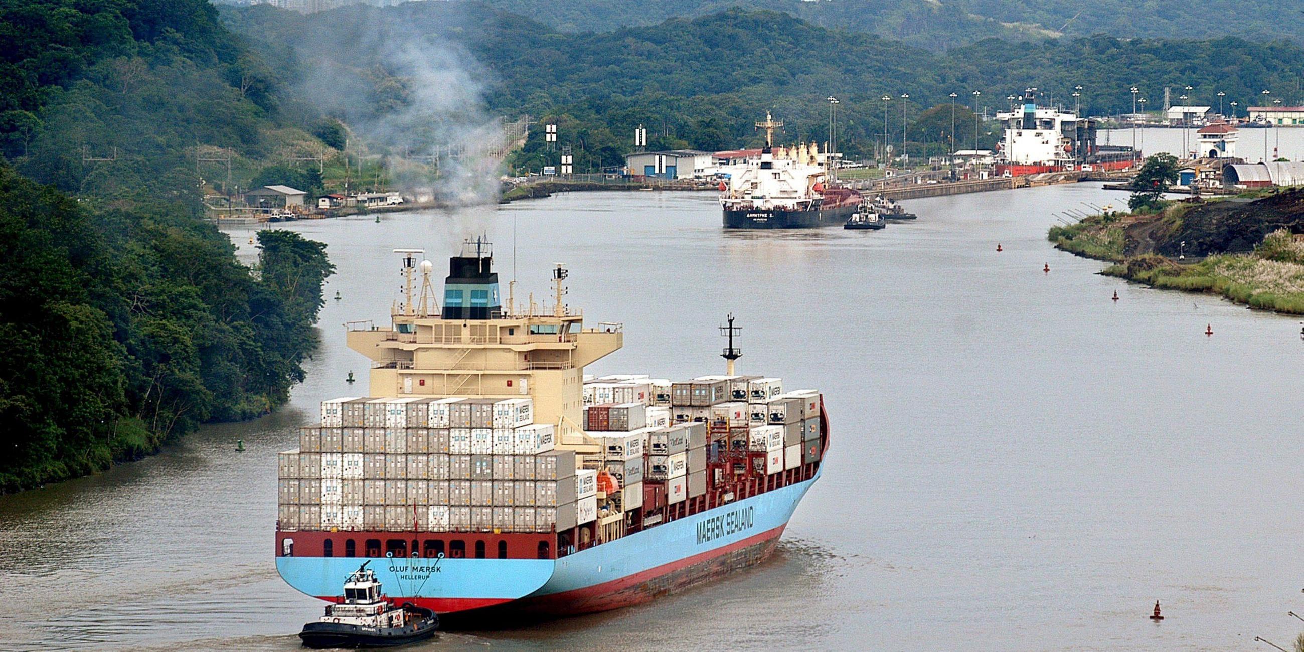 Ein Containerschiff passiert den Panamakanal bei den Pedro Miguel-Schleusen,  Archivbild