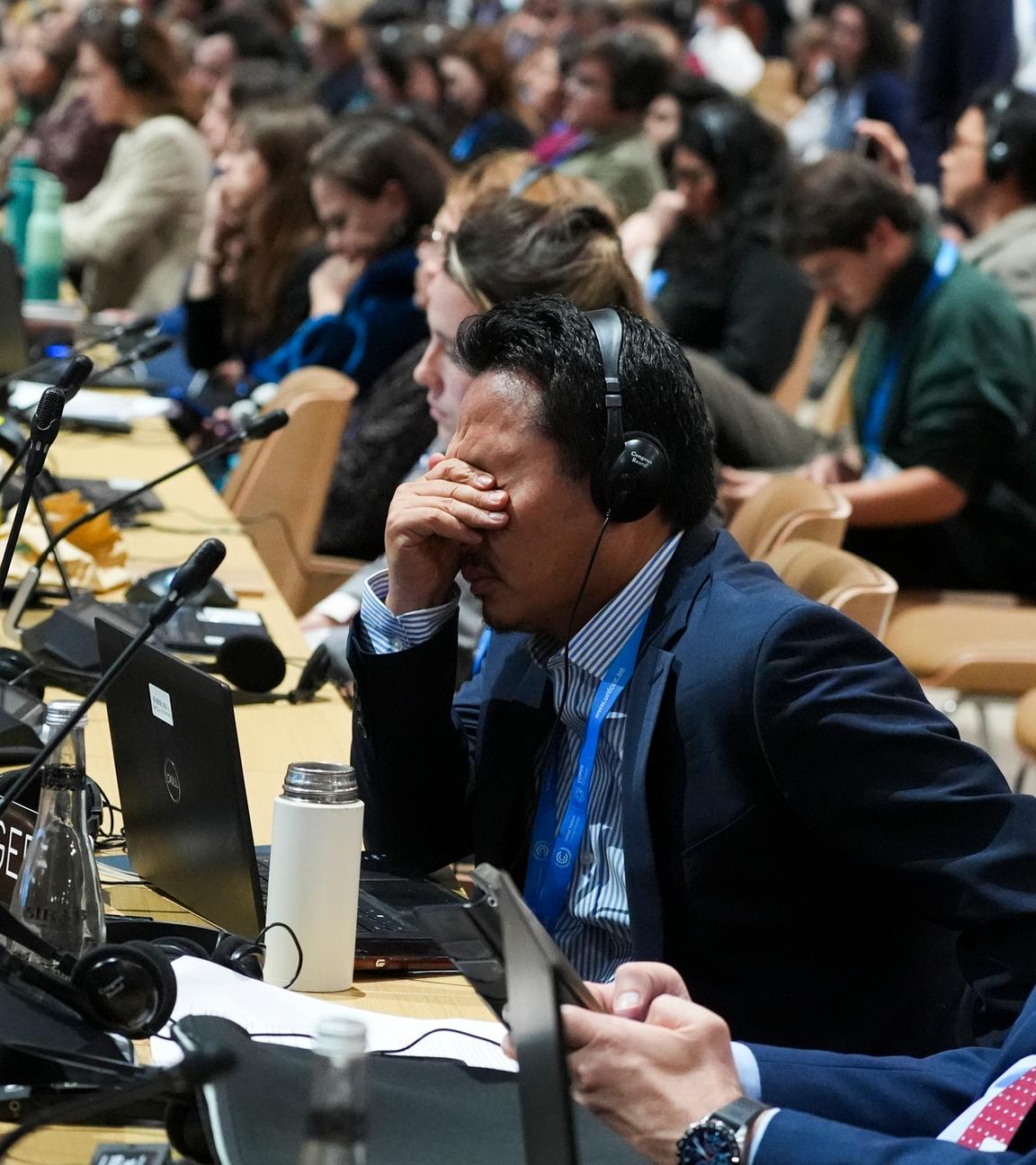 Ein Delegierter reagiert auf den erzielten Kompromiss bei der Weltklimakonferenz COP29 in Baku, Aserbaidschan.