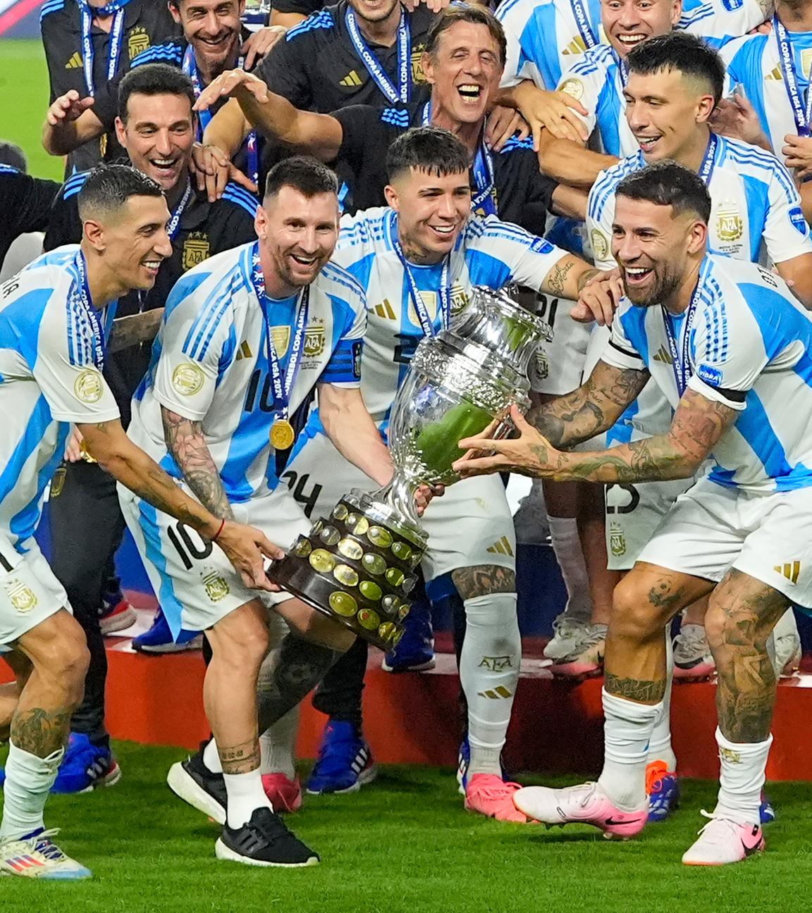 Argentiniens Spieler feiern mit dem Pokal nach dem Sieg über Kolumbien im Finale der Copa América 