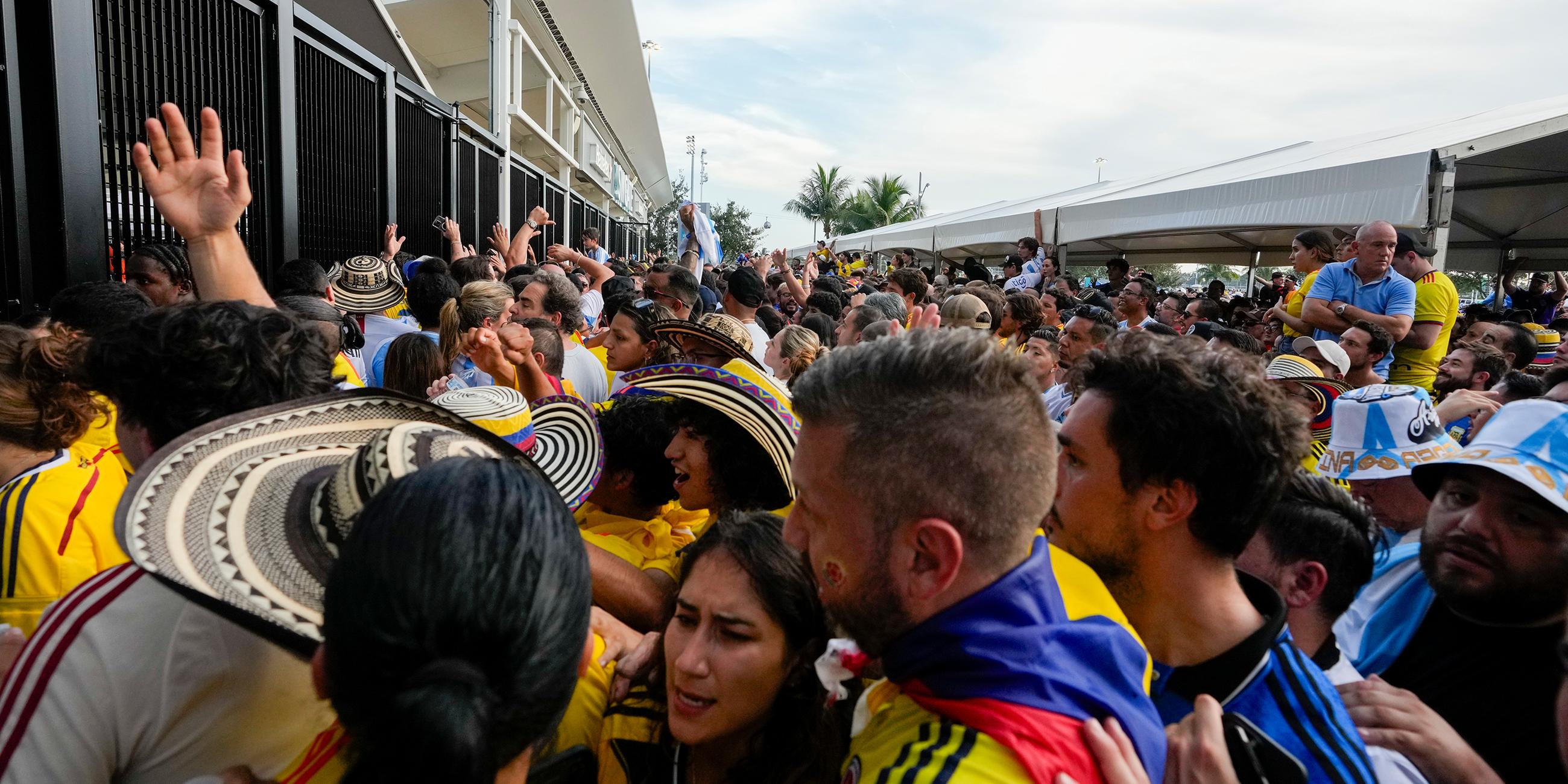 Fans warten vor dem Finale der Copa América zwischen Argentinien und Kolumbien auf den Einlass ins Stadion