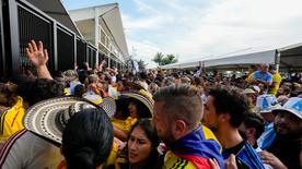 Los fanáticos esperan para ingresar al estadio antes de la final de la Copa América entre Argentina y Colombia