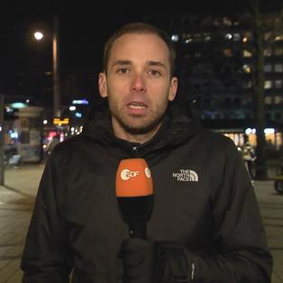 ZDF-Reporter Jan-Frederik Fischer in Mannheim im Gespräch mit ZDFheute live. ZDFheute live-Logo unten links.